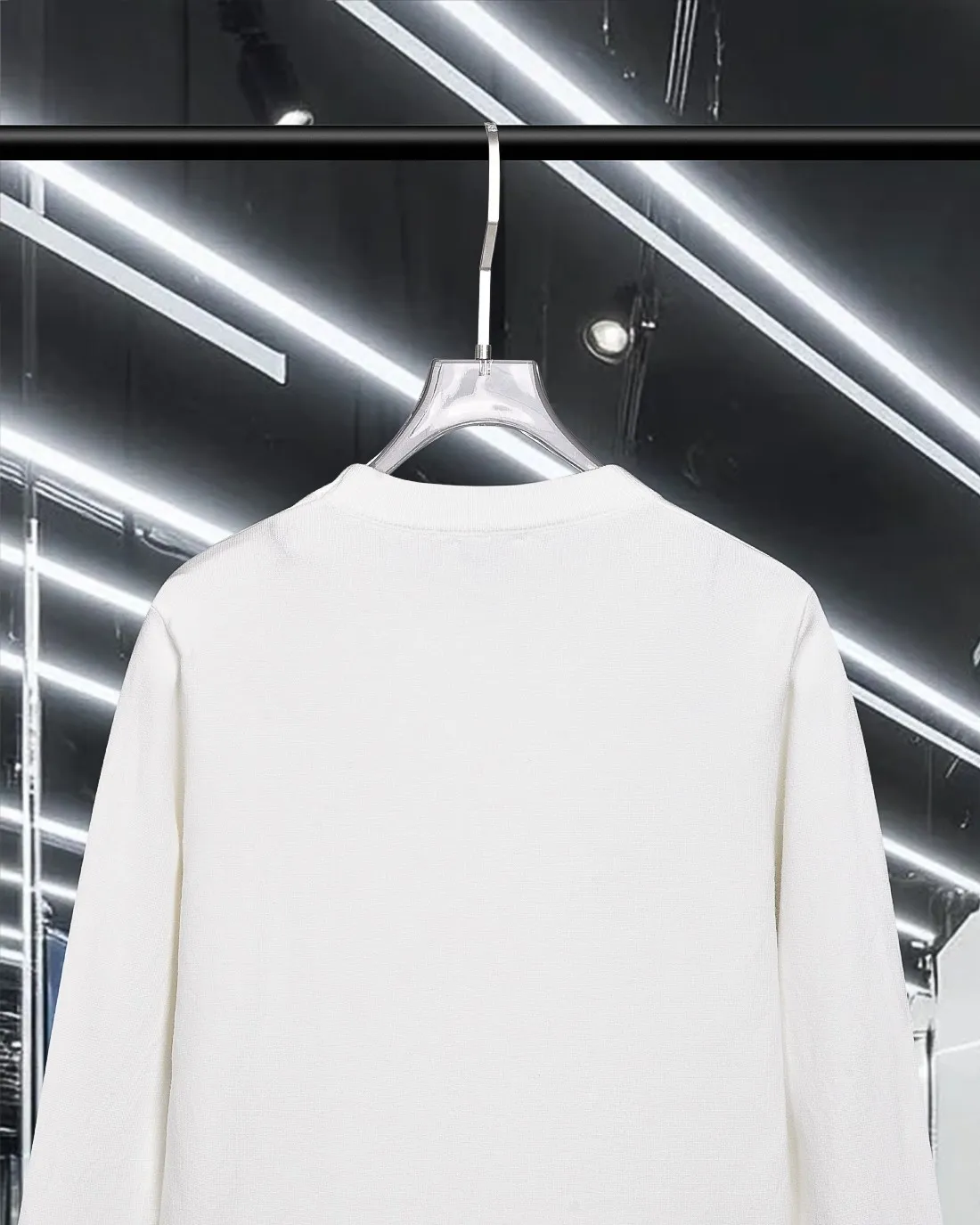 P230 MONCLER/Muzzled 2025Fw Classic chest badge logo letter logo Simple casual pullover sweater Imported wool blended fabric Upgraded, inspired by the 1980s retro Original fabric Official same style Round neck Long sleeve Suit Customized mesh sweater knitted fabric Very comfortable feel The latest brick cabinet synchronization in spring and summer Fashionable and individual Super versatile and good-looking style Very suitable for both men and women A must-have style Tag Collar tag Washed wheat Complete with three standards Color: Black. White. Gray. Size: M-3XL