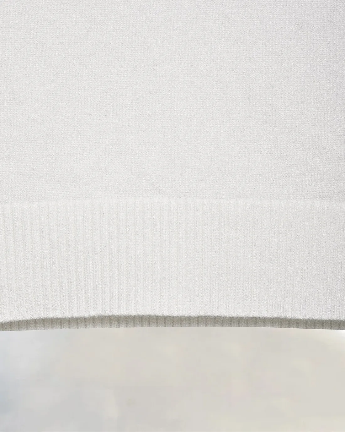 P230 MONCLER/Muzzled 2025Fw Classic chest badge logo letter logo Simple casual pullover sweater Imported wool blended fabric Upgraded, inspired by the 1980s retro Original fabric Official same style Round neck Long sleeve Suit Customized mesh sweater knitted fabric Very comfortable feel The latest brick cabinet synchronization in spring and summer Fashionable and individual Super versatile and good-looking style Very suitable for both men and women A must-have style Tag Collar tag Washed wheat Complete with three standards Color: Black. White. Gray. Size: M-3XL