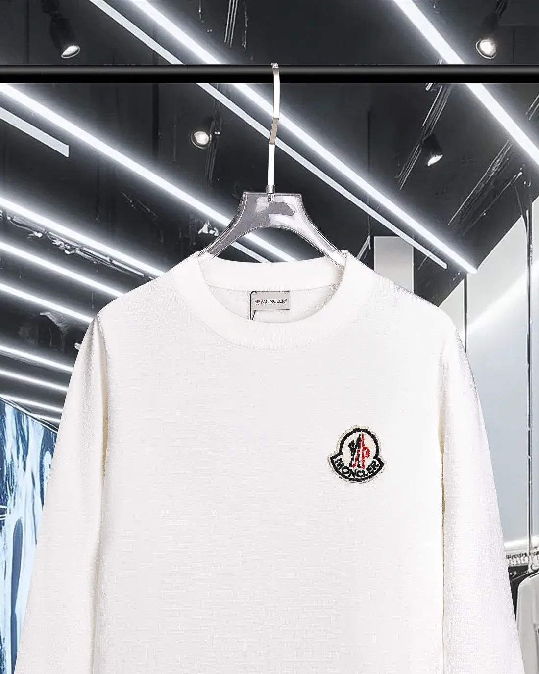 P230 MONCLER/Muzzled 2025Fw Classic chest badge logo letter logo Simple casual pullover sweater Imported wool blended fabric Upgraded, inspired by the 1980s retro Original fabric Official same style Round neck Long sleeve Suit Customized mesh sweater knitted fabric Very comfortable feel The latest brick cabinet synchronization in spring and summer Fashionable and individual Super versatile and good-looking style Very suitable for both men and women A must-have style Tag Collar tag Washed wheat Complete with three standards Color: Black. White. Gray. Size: M-3XL