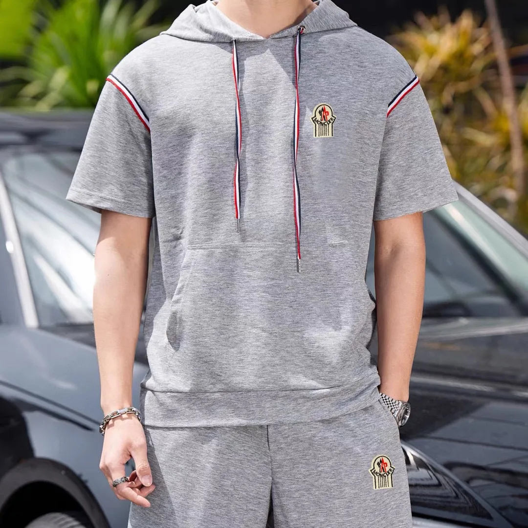 P560 Brand [MONCLER Mouth Covered] 2025 round neck short-sleeved shorts suit. The pure cotton fabric upper body will not be stuffy, the smooth and comfortable skin-friendly effect is more breathable, the fabric has its own texture, classic logo technology, a new interpretation from a unique angle, the first choice for fashion and versatility! Size: M-3XL (maximum wear: 190 pounds)