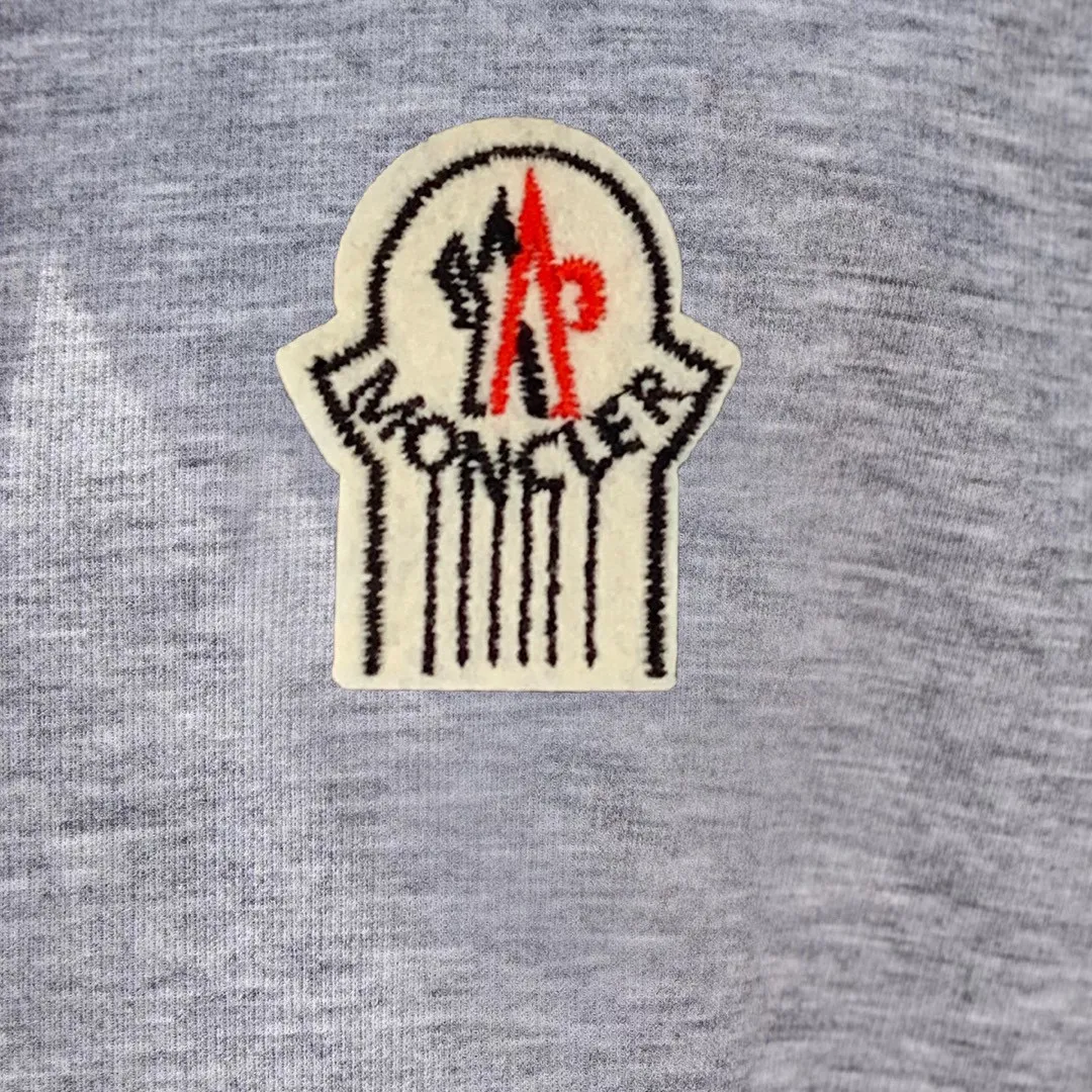 P560 Brand [MONCLER Mouth Covered] 2025 round neck short-sleeved shorts suit. The pure cotton fabric upper body will not be stuffy, the smooth and comfortable skin-friendly effect is more breathable, the fabric has its own texture, classic logo technology, a new interpretation from a unique angle, the first choice for fashion and versatility! Size: M-3XL (maximum wear: 190 pounds)
