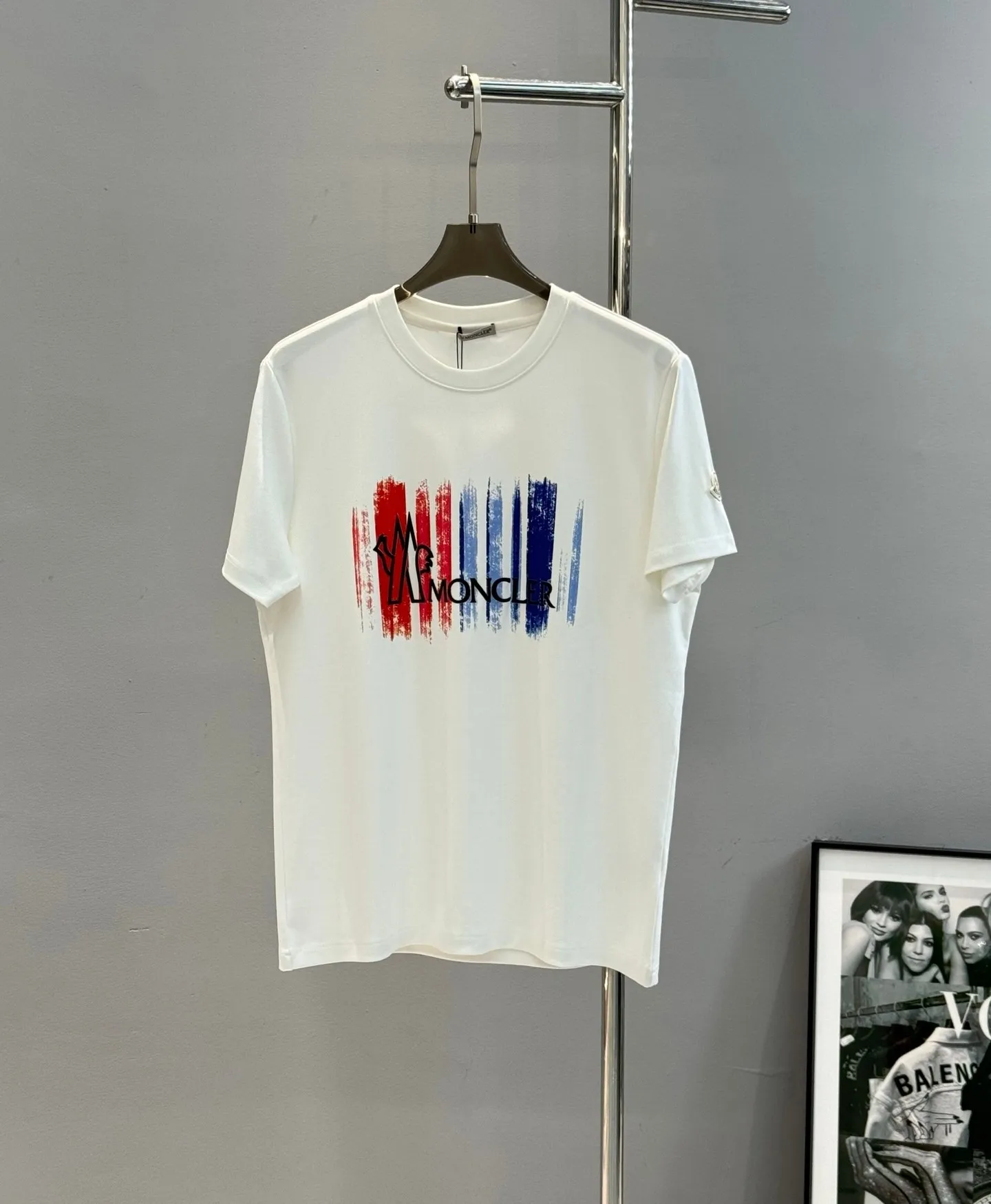 P160 Moncler 25s new modal T-shirt. Brand letter logo printing design. Graffiti shape. Red and blue color gradient combination presents special features. Classic small hat at the cuff position. Clean, refreshing, simple and generous. Recommended items for any age [Fireworks] regular version! Custom-made 250g modal comb fabric, the surface is skin-friendly and smooth, and the body is as comfortable as a baby! Color: Black. White. Size: s-xxl