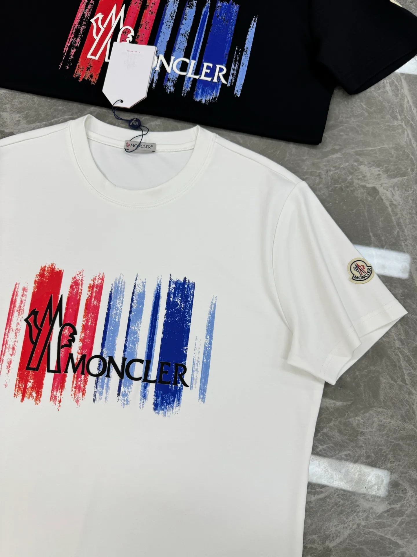 P160 Moncler 25s new modal T-shirt. Brand letter logo printing design. Graffiti shape. Red and blue color gradient combination presents special features. Classic small hat at the cuff position. Clean, refreshing, simple and generous. Recommended items for any age [Fireworks] regular version! Custom-made 250g modal comb fabric, the surface is skin-friendly and smooth, and the body is as comfortable as a baby! Color: Black. White. Size: s-xxl