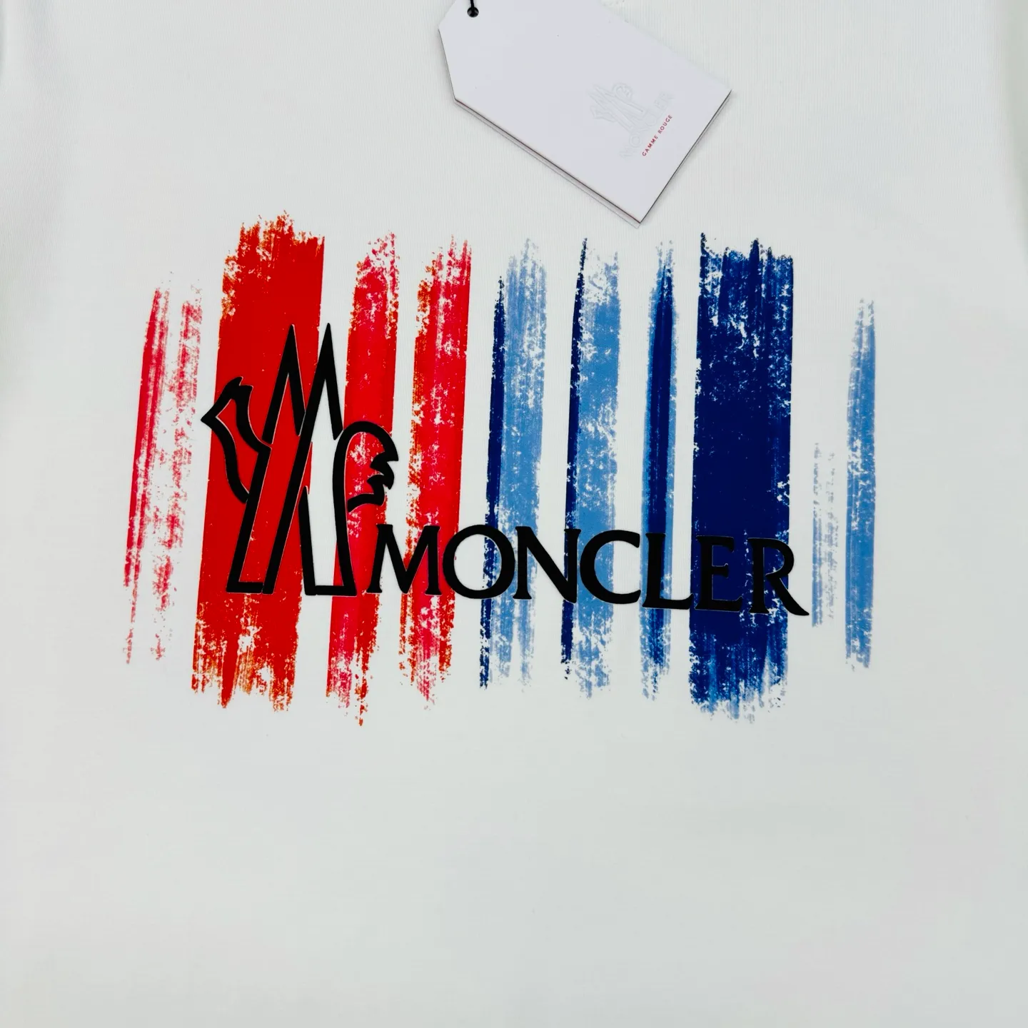 P160 Moncler 25s new modal T-shirt. Brand letter logo printing design. Graffiti shape. Red and blue color gradient combination presents special features. Classic small hat at the cuff position. Clean, refreshing, simple and generous. Recommended items for any age [Fireworks] regular version! Custom-made 250g modal comb fabric, the surface is skin-friendly and smooth, and the body is as comfortable as a baby! Color: Black. White. Size: s-xxl