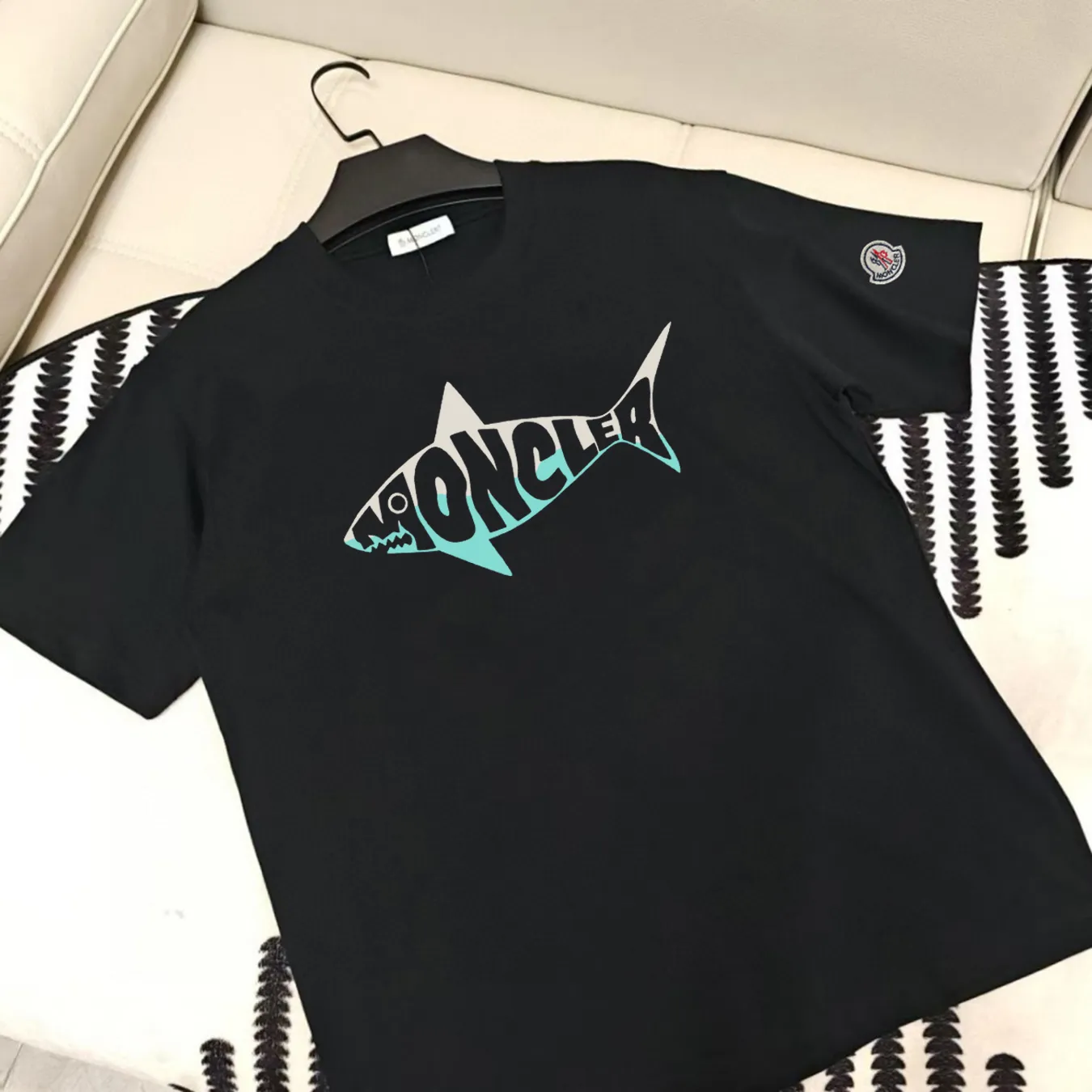 P160 Moncler 25s new modal T-shirt. Brand letter logo printing design. Shark printing. Presenting something special. Clean, refreshing, simple and generous. Recommended items for any age [Fireworks] regular version! Customized 250g modal comb fabric, the surface is skin-friendly and smooth, and the body is as comfortable as a baby! Color: Black. White. Size: s-xxl