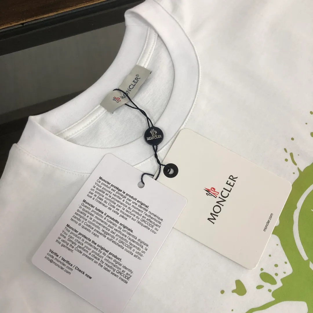 P160 🔥MONCLER The latest short-sleeved T-shirt for couples ~ color inkjet printed logo design ~ the fabric upper body is comfortable and breathable, not stiff, slim cut, made of high-end custom-made pure cotton fabric! The upper body is comfortable and stylish, and it can be worn alone as an inner layer. It is a must-have for fashionistas! ! ! Color: black white Size: S～XL (loose version, please state your height and weight when placing an order)
