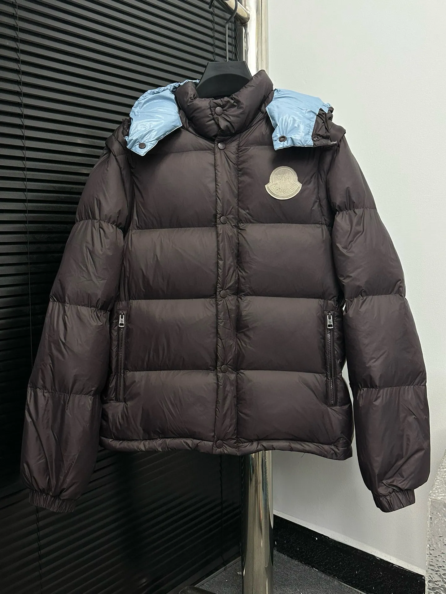 P850 [𝐌𝐎𝐍𝐂𝐋𝐄𝐑] Moncler Cyclone 2-in-1 Detachable Down Jacket with Stand Collar, Hooded and Detachable Sleeve Design, one garment can be worn in a variety of styles, suitable for various looks; Made of custom-made windproof and rainproof fabric, anti-wrinkle, anti-static, quick-drying, soft and skin-friendly, and extremely comfortable for the upper body Stand collar hooded design, a down jacket that combines business and leisure. Electroplated hardware produced by the original processing factory, all customized by the original factory, non-market versions, brand factory workmanship, impeccable quality and details. Color: Black Size: 1 code, 2 codes, 3 codes, 4 codes, 5 codes