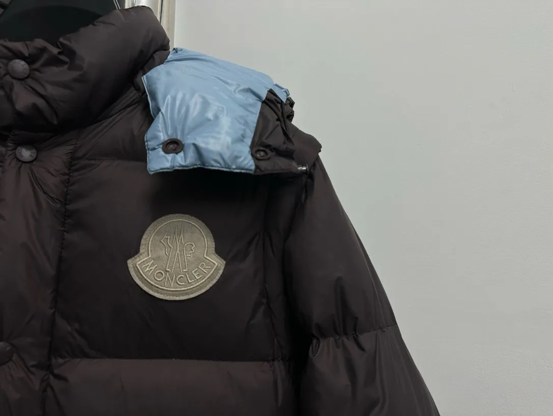 P850 [𝐌𝐎𝐍𝐂𝐋𝐄𝐑] Moncler Cyclone 2-in-1 Detachable Down Jacket with Stand Collar, Hooded and Detachable Sleeve Design, one garment can be worn in a variety of styles, suitable for various looks; Made of custom-made windproof and rainproof fabric, anti-wrinkle, anti-static, quick-drying, soft and skin-friendly, and extremely comfortable for the upper body Stand collar hooded design, a down jacket that combines business and leisure. Electroplated hardware produced by the original processing factory, all customized by the original factory, non-market versions, brand factory workmanship, impeccable quality and details. Color: Black Size: 1 code, 2 codes, 3 codes, 4 codes, 5 codes