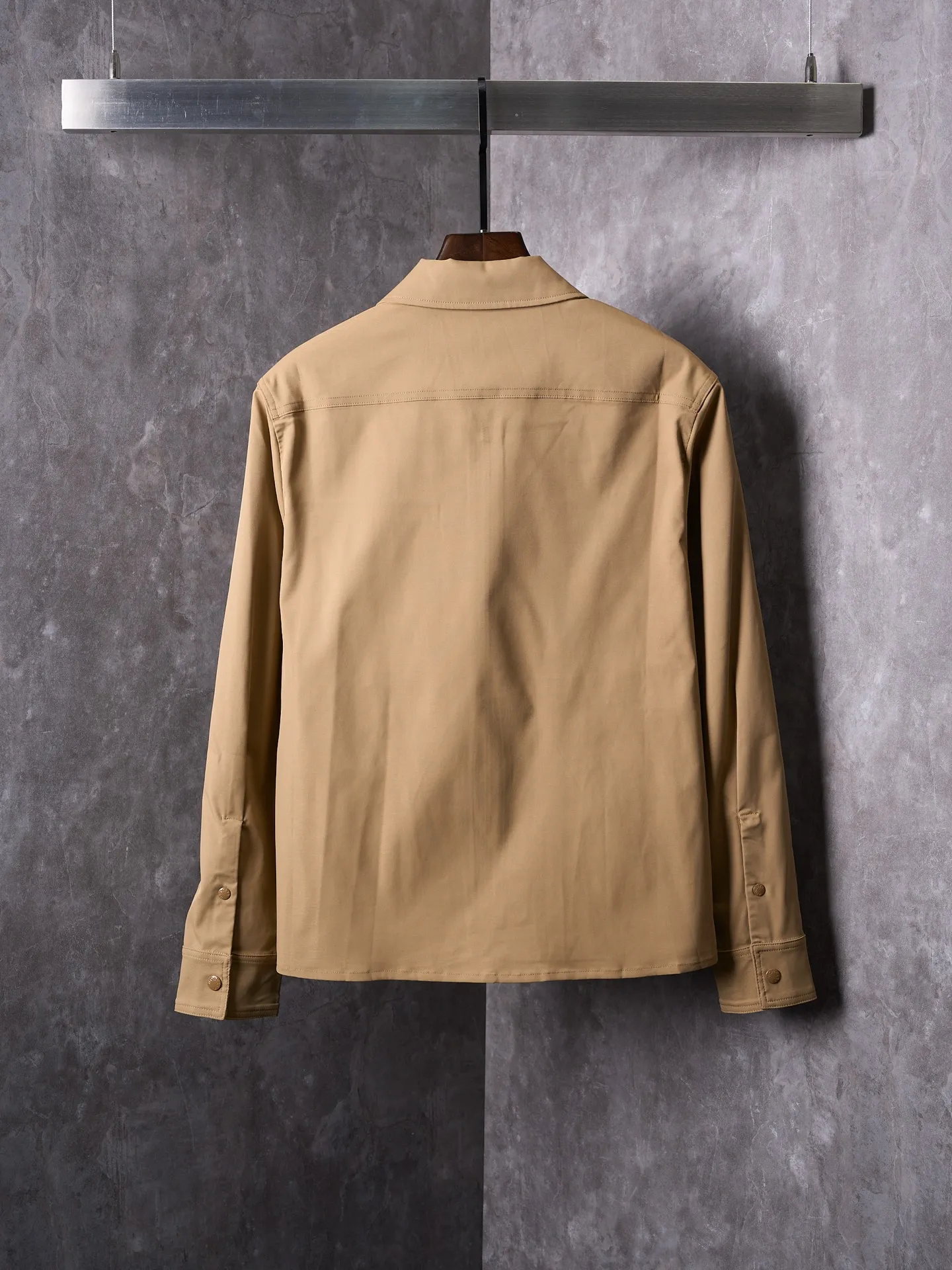 P480 Actual hanging auction] Moncler/mask logo zipper shirt jacket [Ready stock] S M L Outline the most moving fashion picture. Imported special machine infrared is used to position the "Moncler logo embroidery". The position is more accurate and strong. Template machine opens the bag. The preset template guides the position of the bag. The shape and size. The accuracy ensures the quality of the bag opening effect. The fabrics have been washed and have a better hand feel. Not easy to deform, not easy to shrink, not easy to fade. Maintain long-term beauty and loose fit.