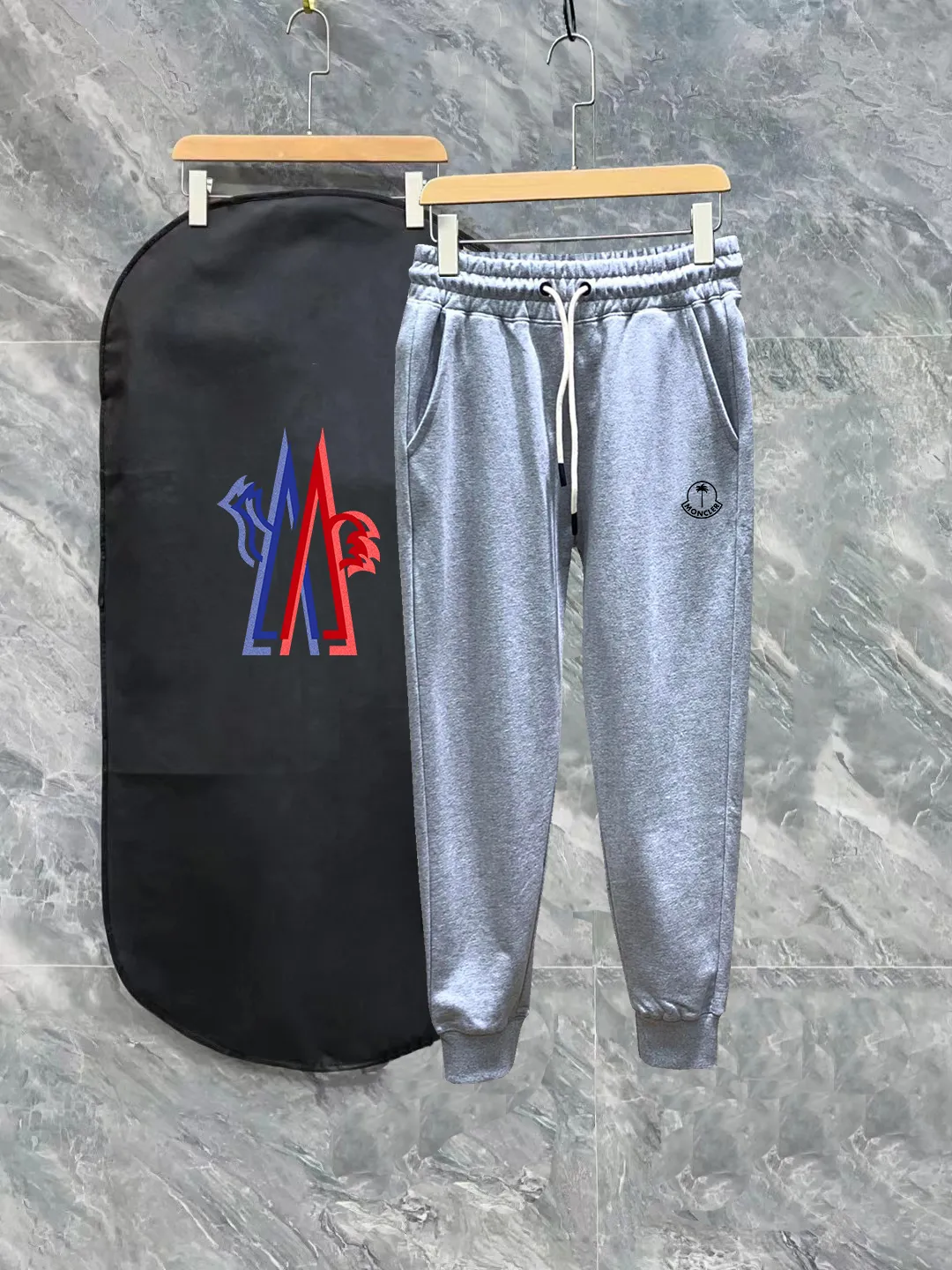 P270 Moncler Meng Mouth Autumn and Winter Show Style Slim-fitting Lines Beautifully Printed Simple Logo Sweatpants Domestic Factory Export Supplying Fabrics from Top Brands 360g Weight Compatible with All Figures Black and White Drawstring Design on the Elastic Belt at the Waist Customized Drawstring Pockets with Diagonal Pocket Design on Both Sides There is also a Small Pocket at the Back Color: Black Gray Size S-XL