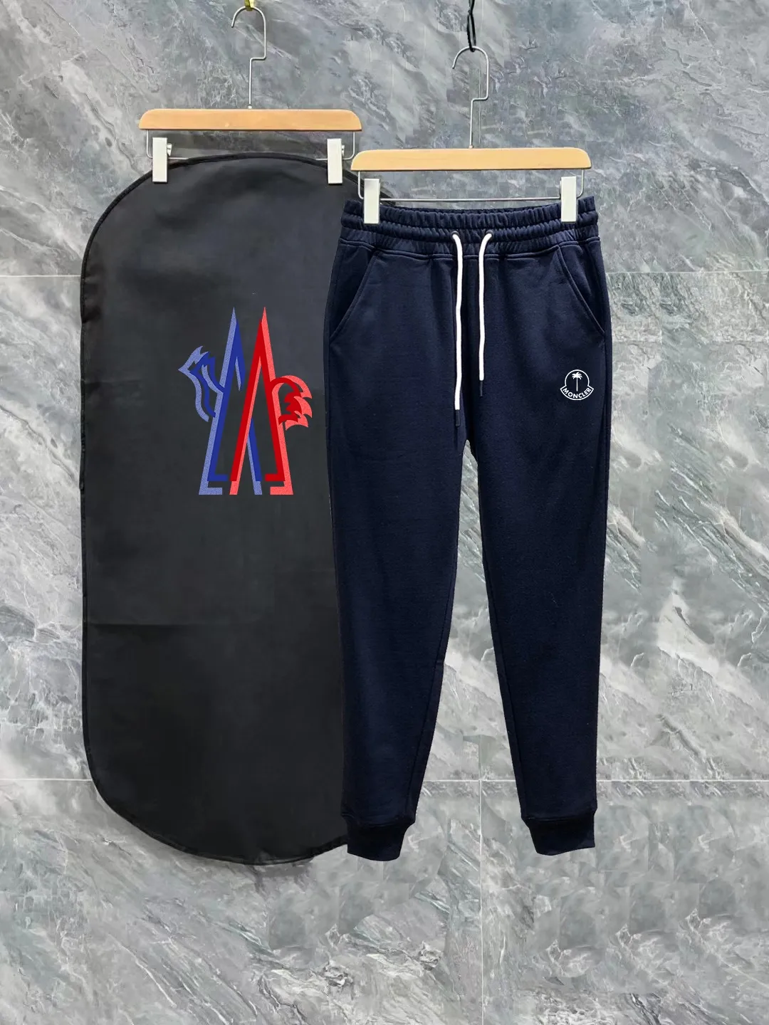 P270 Moncler Meng Mouth Autumn and Winter Show Style Slim-fitting Lines Beautifully Printed Simple Logo Sweatpants Domestic Factory Export Supplying Fabrics from Top Brands 360g Weight Compatible with All Figures Black and White Drawstring Design on the Elastic Belt at the Waist Customized Drawstring Pockets with Diagonal Pocket Design on Both Sides There is also a Small Pocket at the Back Color: Black Gray Size S-XL
