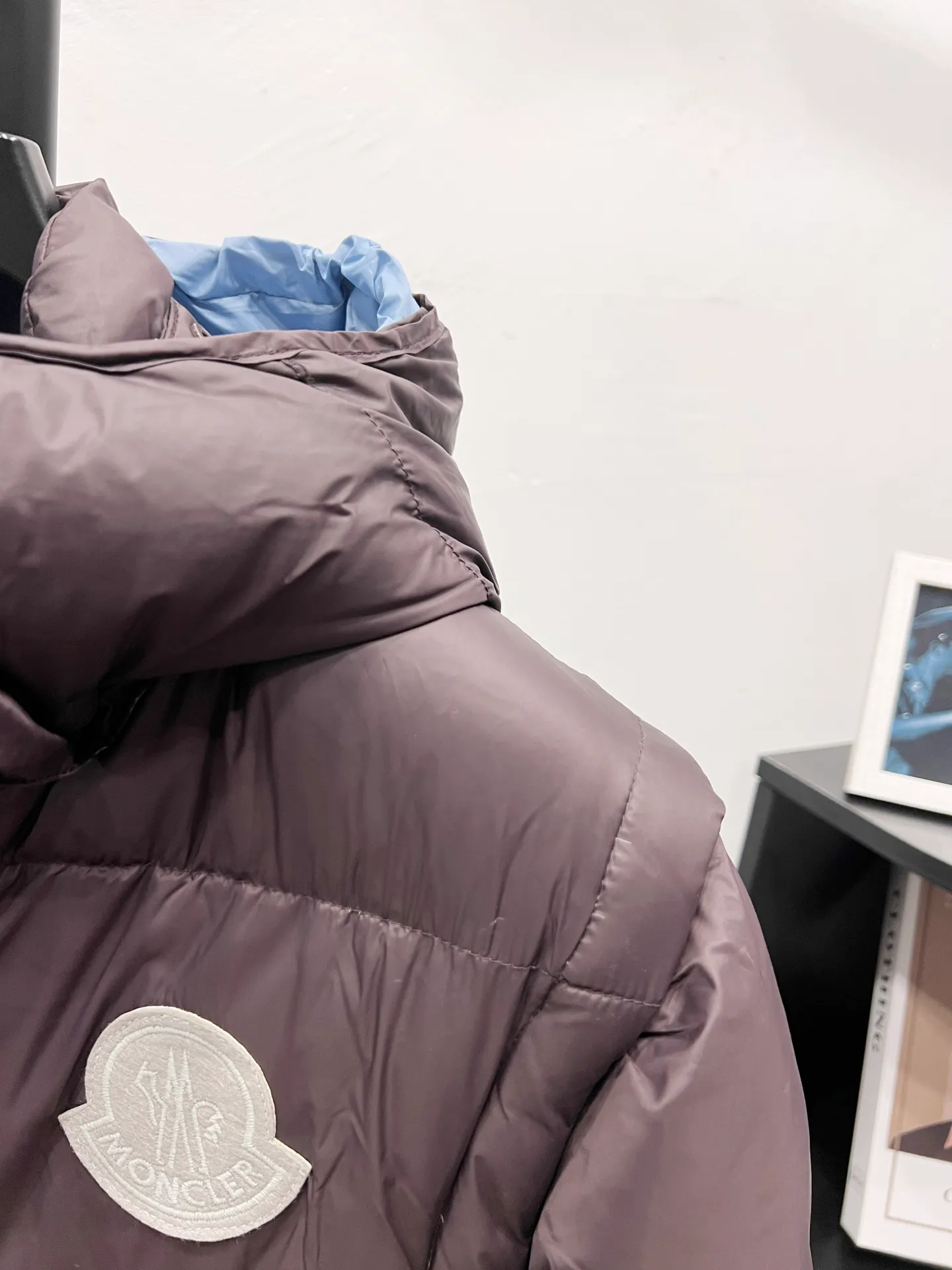 P840 Style No.: MK38 𝑴𝒐𝒏𝒄𝒍𝒆𝒓｜Detachable two-in-one hooded down jacket with masked sleeves. This short parka down is made of longue Saion fabric. The garment is full of functional details to ensure warmth and care. The entire down piece is very particular about the craftsmanship and wiring, and the workmanship is extremely complex, including zipper pockets, adjustable cuffs and snap-button zipper flap placket. Logo embellished sleeves. It adds a unique touch to the overall shape while significantly improving its protective performance.  Material process analysis: 1️⃣The original version creates a high-end exclusive model 2️⃣90 duck down, 80% of the down filling is the most full on the market, and there are a series of misunderstandings such as false goose down. 3️⃣ Fabric: 100% nylon; Lining: 100% nylon, one of the best on the market, everything is customized according to the original version. 4⃣️The electroplated hardware is produced by the original processing factory, all customized by the original factory, and is not available in various market versions. 5⃣️Produced by a same OEM factory, it has always been unambiguous in terms of quality. Everyone knows about the workmanship, QA and Qc quality inspection of the workers when shipping from a large factory. It is not comparable to small factories in the market.  Mouth-mounted down jackets, let’s not brag, there is almost no one that can do better than us! Make an original product with care, so that every customer has the confidence to introduce it to his customers: This is the top version in China. A good product does not need too much soft text to highlight it. Size: 1-5 Color: Brown