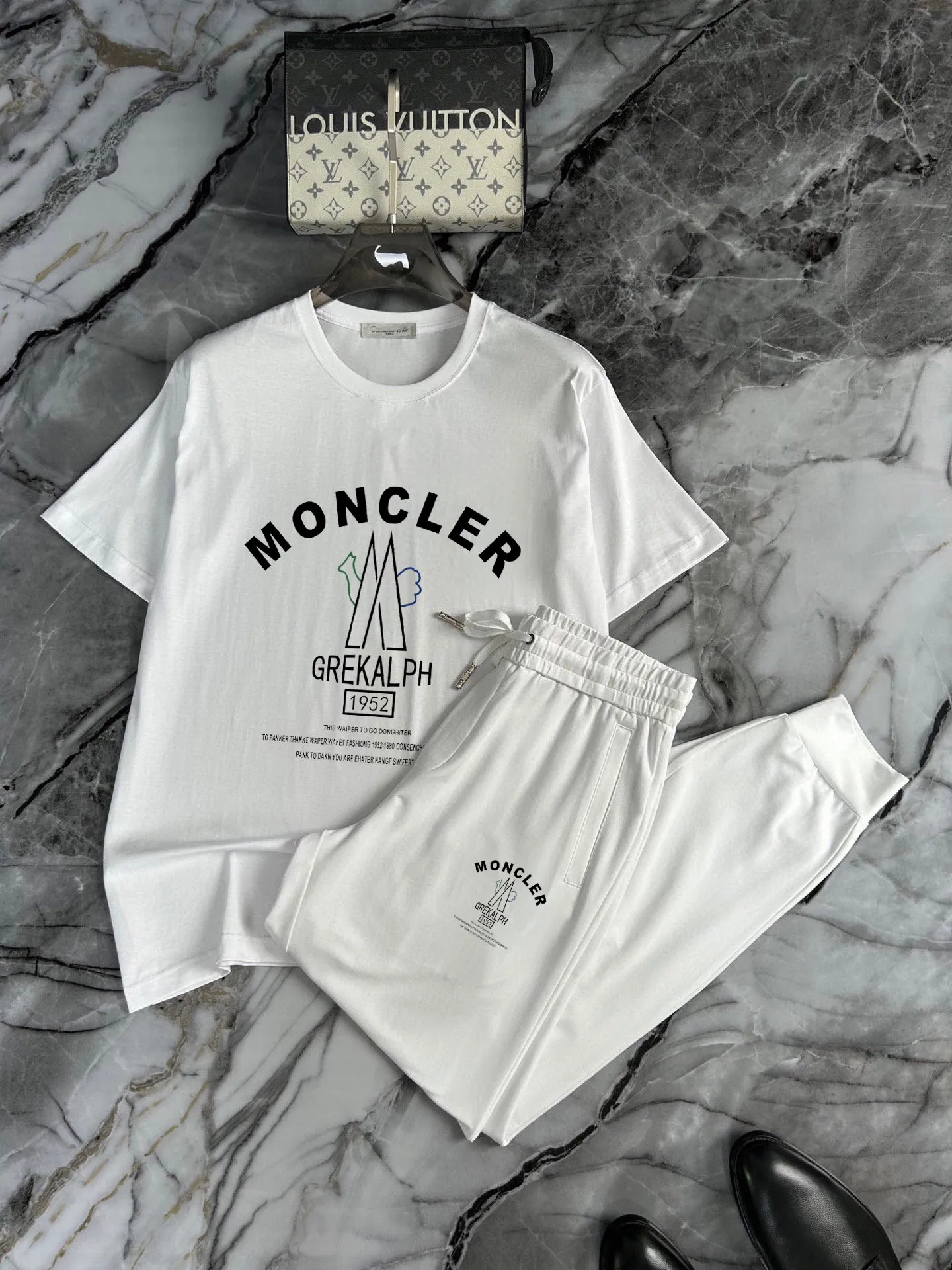 P330 💰【MONCLER】(Fat Man's Gospel) The same style as the 2025 official website. World-renowned luxury brand. Summer men's (double mercerized) high-quality 🐂 suit. It is made of imported original single fabrics. It is a trendy style of the season and a versatile hit. Simple and elegant, precise workmanship allows you to be at the top of fashion. Size: M-5XL (can be worn up to 220 pounds)