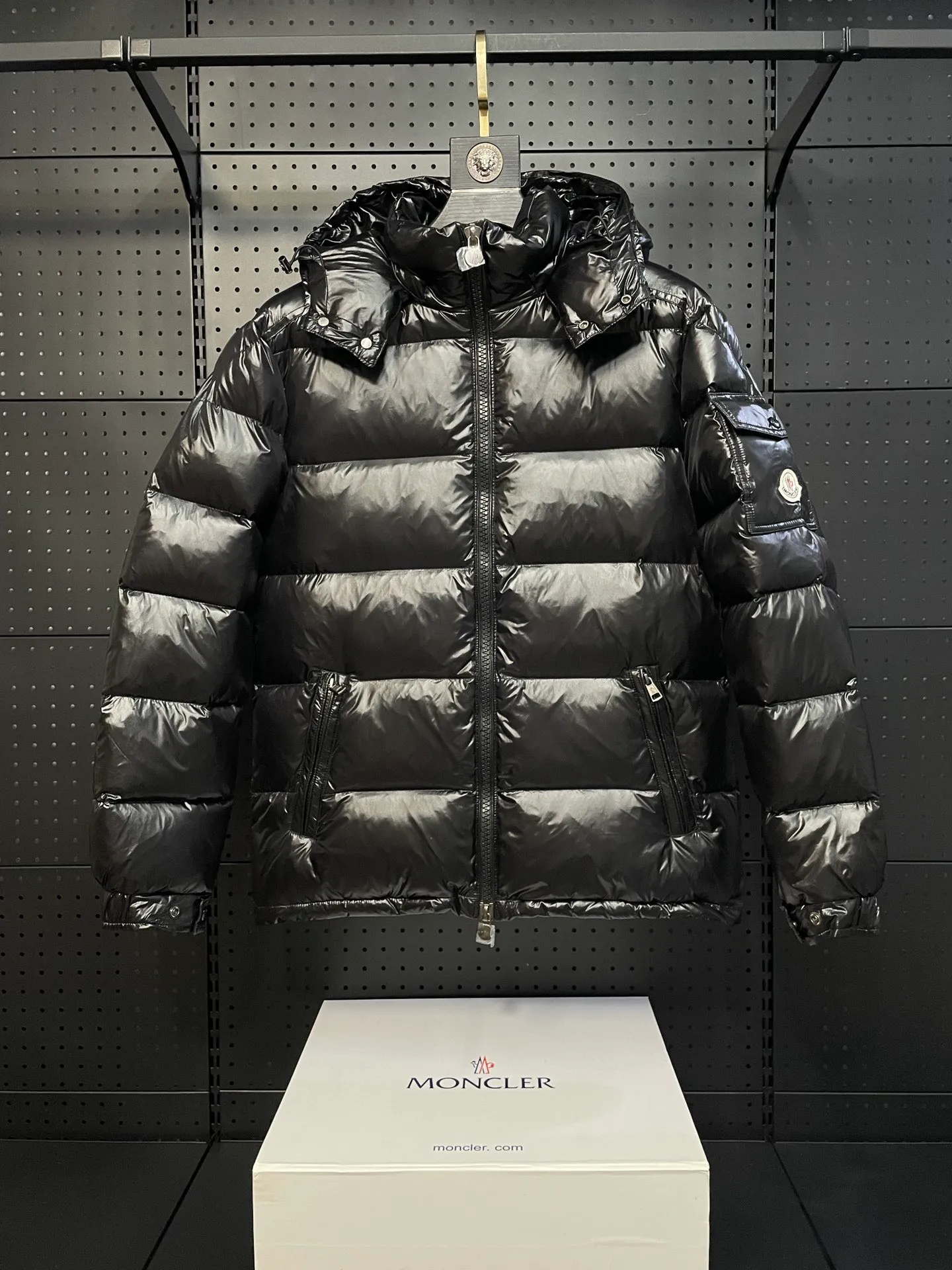 P700 Classic 𝙈𝙊𝙉𝘾𝙇𝙀* 𝙈𝙖𝙮a MAYA Maya/Eason Chan same style/down jacket Description: Influenced by the iconic outerwear of the 1980s, the Maya jacket revisits looks from the Moncler archives with modern style and cutting-edge elements, a result of the brand's expertise in ski equipment. Whether in terms of sport or style, this high-performance and positive-spirited jacket has all the elements a competitive athlete needs to claim the title. Material process analysis: 1️⃣Original Nfc inductive anti-counterfeiting chip 2️⃣National standard 90% pure white goose down, exclusive use of top-grade down on the market, never false goose down and a series of misunderstandings 3️⃣Fabric: 100% nylon; Lining: 100% nylon, one of the best on the market, everything is customized according to the original version. 4⃣️The electroplated hardware produced by the original processing factory is all customized by the original factory, and is not a replica of various types on the market. 5⃣️Produced by a Mani factory, it has always been unambiguous in terms of quality. Everyone knows about the workmanship, QA and QC quality inspection of the workers when shipping from a large factory. It is not comparable to small factories in the market.                                        Style number: A79# Color: black with black lining Size: 1-6