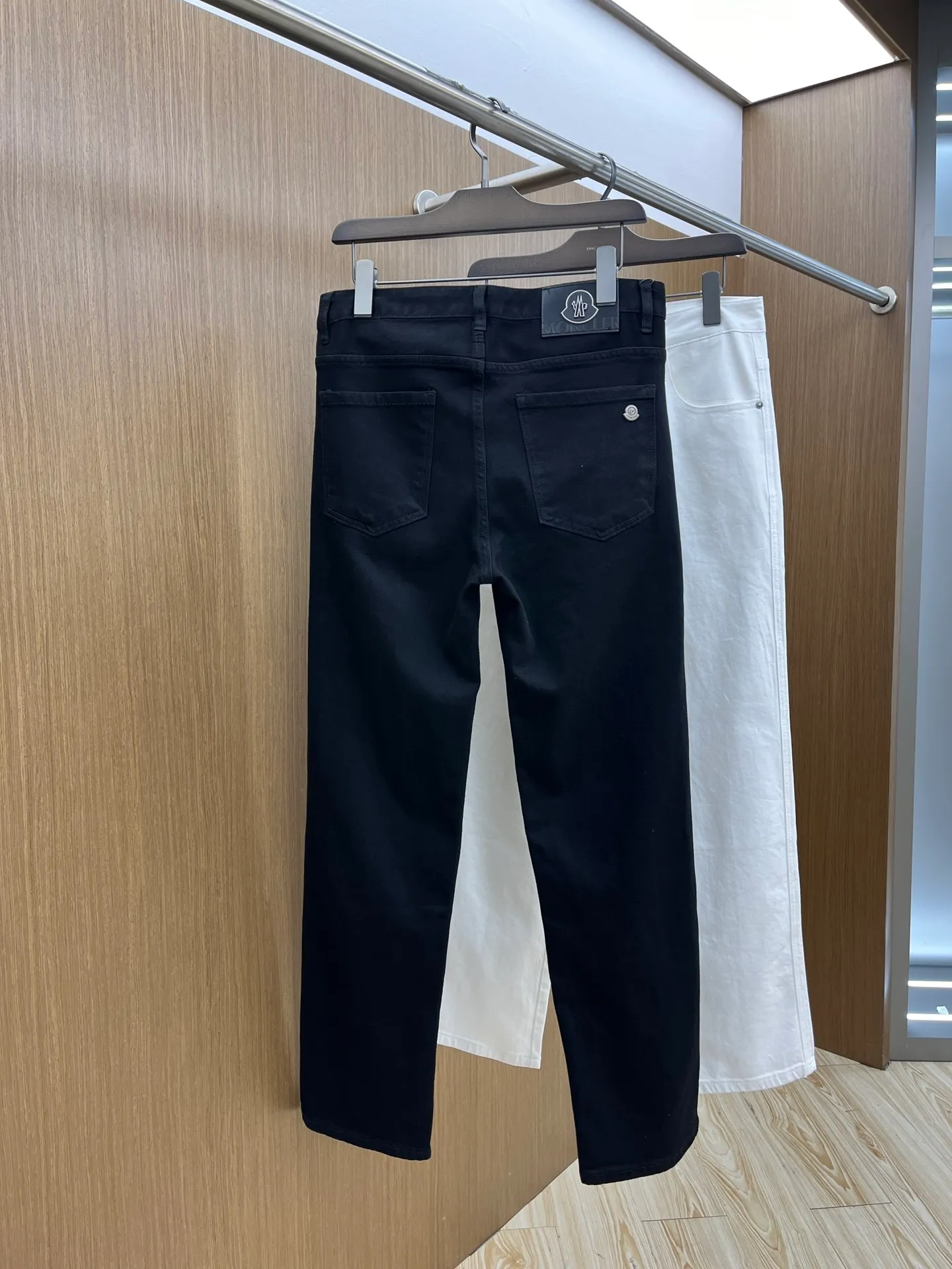 P240 Moncler 25ss🔥New light-colored denim trousers. The best original jeans in the physical store, suitable for all ages. Comfortable, soft and skin-friendly, the upper body effect is super fashionable and versatile, upright and stylish, a wardrobe must-have! Perfect for any occasion. Size: 28-38 (no 35.37)
