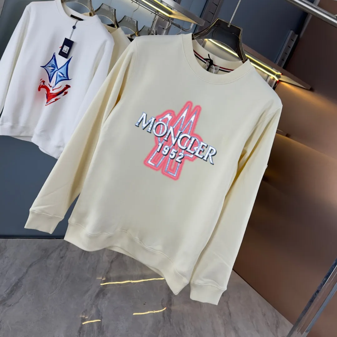 P210 High-version sweatshirt) [Long-term stock] 〖𝐌𝐎𝐍𝐂𝐋𝐄𝐑~Mask〗 Made of 440g heavy-weight fabric. It is different from the market currency. It can be matched with any variety and is properly handsome. 😎The whole dress is made of double waistcoats. The double waistcoats make the whole dress more three-dimensional. Not ordinary factories can do such fine work. 2025 Spring runway version of the T stage, on sale at the counter, round neck terry sweatshirt, high-end double-strand pure cotton, custom-made stretch ribs, dyed in the same vat, complete with three standards, matched with exquisite embroidered LOGO on the chest, simple and advanced, same style for men and women. Color: black, apricot, white, size: S M L XL 2XL