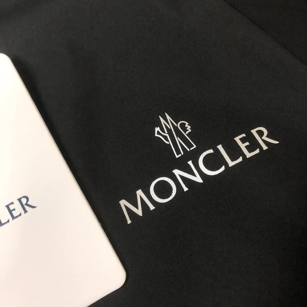 P430 New model on the shelves 🎬 MONCLER new model for spring, autumn and winter, black and white color matching windbreaker hooded jacket! Classic chest logo embellishment design. Letter printing on the back ~ makes the whole thing more fashionable, comfortable, skin-friendly, and breathable. It is practical for daily commuting and leisure. Exclusive top-grade customized fabric, simple and elegant, clean and neat tailoring, soft and dry to the touch, and the upper body effect is crisp and stylish. The three-dimensional cutting process and the pattern are all of high standards, and the silhouette version has the right benefits! It is not tight at all, and with so many top-quality raw materials, it creates a high-end product with unparalleled value, and the upper body effect is super good-looking! Color: black Size: m-2XL