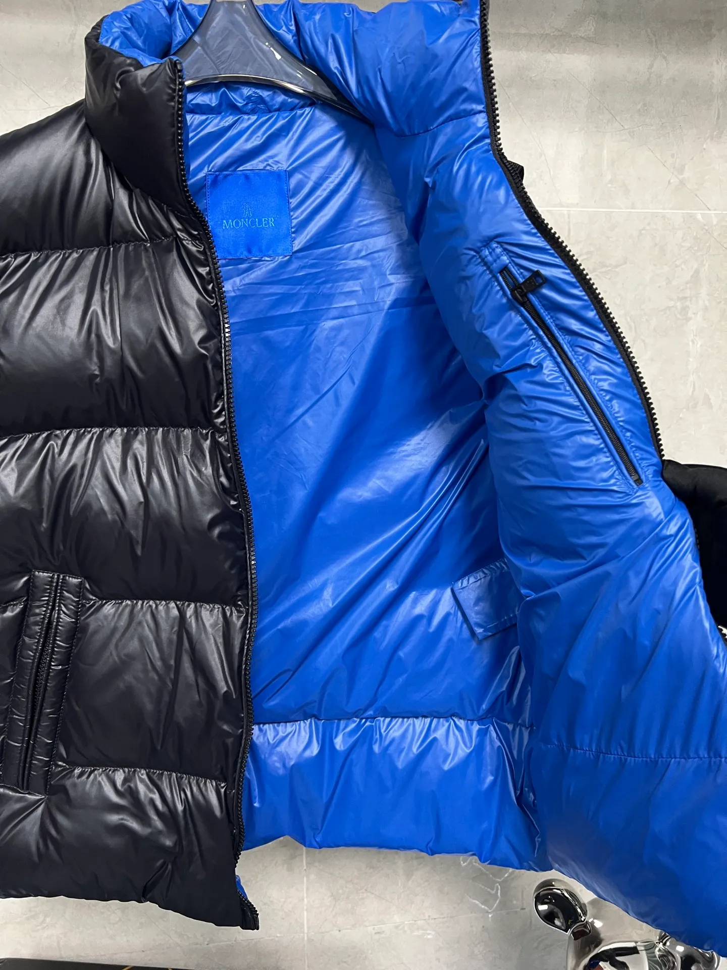 P600 Moncler Mouth Sumido Series Stand Collar Zipper Pocket Sleeveless Down Jacket Vest A must-have warm item for cooling weather, it can be worn both daily and for outdoor sports. It gives people a different visual effect. It is wear-resistant, scratch-resistant and easy to care for. The interior is filled with high-quality white goose velvet. It is paired with large square quilting technology to create a fluffy and plump overall effect. It also has a strong thermal insulation and temperature locking effect, so that you are not afraid of the cold outdoor weather in autumn and winter. Size: 123456