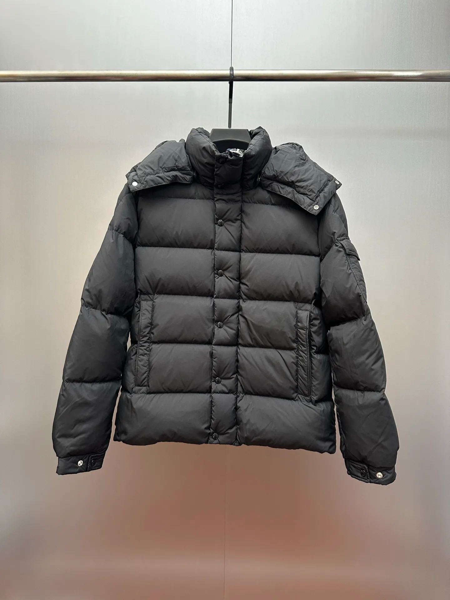 P1040 MONCLER MAYA/Mask matte Maya, down filling: 90% gray duck has passed the test. Reject harmful clothing with flying silk. Double chip sensor: wash mark, armband, fabric is synchronized with the genuine product. Contains anti-velvet gallbladder, original hardware customization. All with LOGO, 340-480 grams of real duck down filling. High loft, high rebound and super warm. Refuse to cut corners and reduce the weight of down. Same style for men and women. Color: black size: 1-6 yards