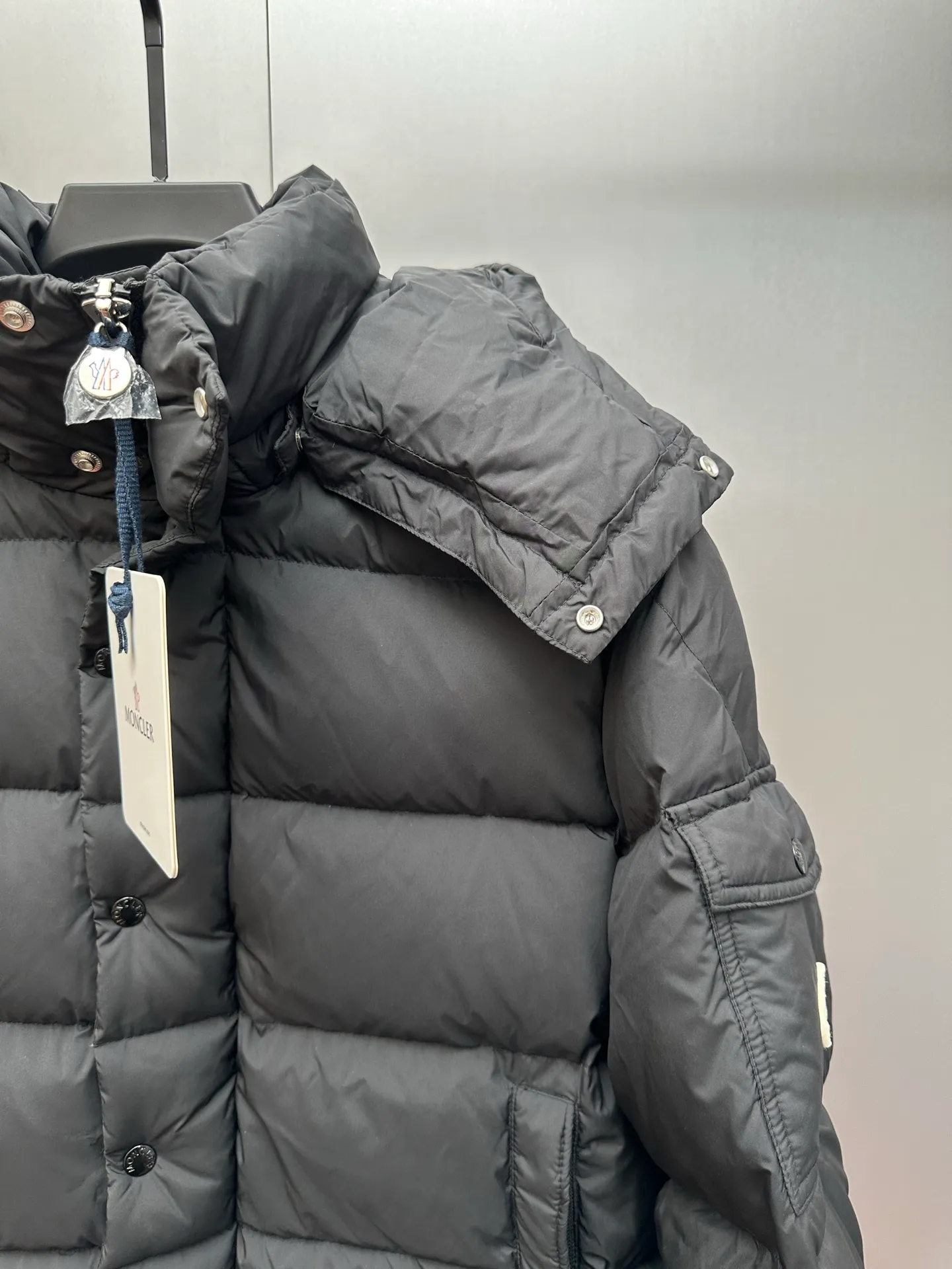P1040 MONCLER MAYA/Mask matte Maya, down filling: 90% gray duck has passed the test. Reject harmful clothing with flying silk. Double chip sensor: wash mark, armband, fabric is synchronized with the genuine product. Contains anti-velvet gallbladder, original hardware customization. All with LOGO, 340-480 grams of real duck down filling. High loft, high rebound and super warm. Refuse to cut corners and reduce the weight of down. Same style for men and women. Color: black size: 1-6 yards