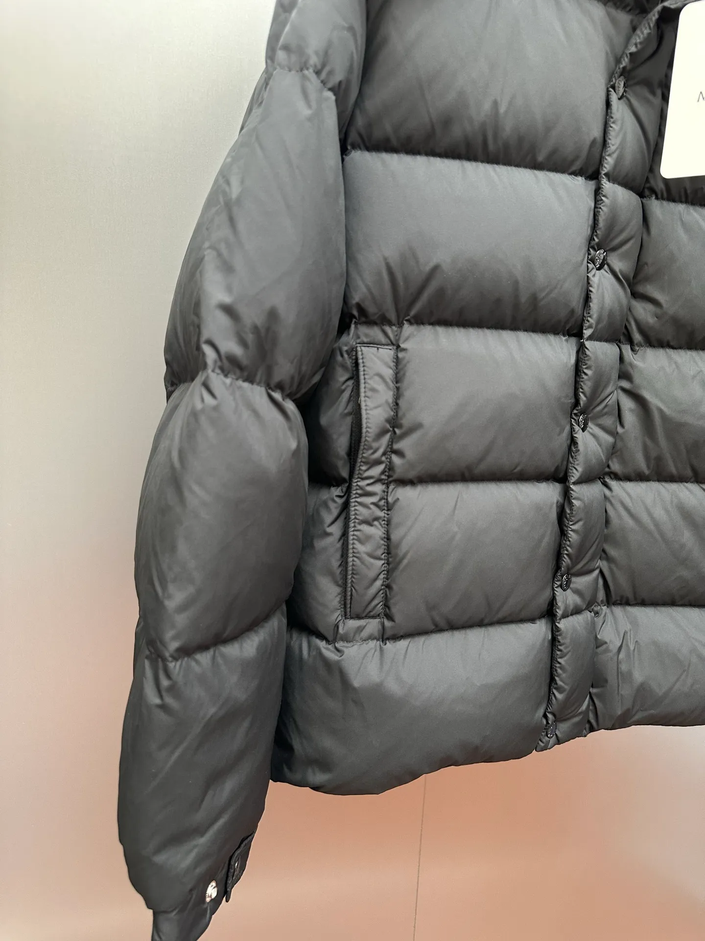 P1040 MONCLER MAYA/Mask matte Maya, down filling: 90% gray duck has passed the test. Reject harmful clothing with flying silk. Double chip sensor: wash mark, armband, fabric is synchronized with the genuine product. Contains anti-velvet gallbladder, original hardware customization. All with LOGO, 340-480 grams of real duck down filling. High loft, high rebound and super warm. Refuse to cut corners and reduce the weight of down. Same style for men and women. Color: black size: 1-6 yards