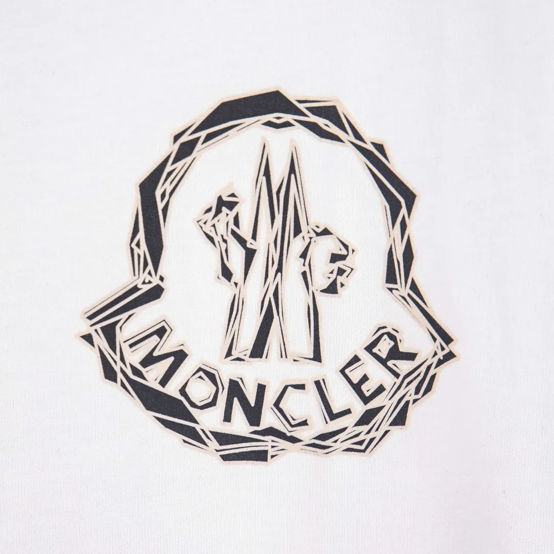 P200 zp version [exclusive supply] MONCLER masked foam printed armband short sleeves. Fabric: Made of 32 pairs of yarn, threaded with 1*1 Solona. Craftsmanship: The chest logo adopts foam printing technology, and the original customized stencil is used. Every detail and color is highly restored to the original version 1:1. Accessories: The armband is made of cashmere composite material, with the brand logo embroidered on the surface. The detailed positions of auxiliary materials are restored according to 1:1 positioning. Accessories: Customized 1:1 washed trademark Accessories: Customized 1:1 composite armband Technology: Customized 1:1 foam printing Color: Black White Size: S M L XL Number: XS10402