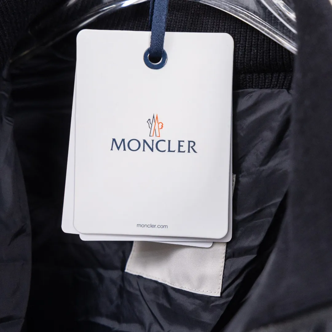 P640 top version (different currency) Style: Moncler Moncler Padded Corduroy series stand-up collar zipper striped wool knitted splicing down jacket (all made of national standard 90 goose down, sizes are all authentic digital sizes) Color: picture color Size: 1-2-3-4-5 Fabric: 90 goose down Accessories: full set of customized accessories No gender distinction, same style for men and women