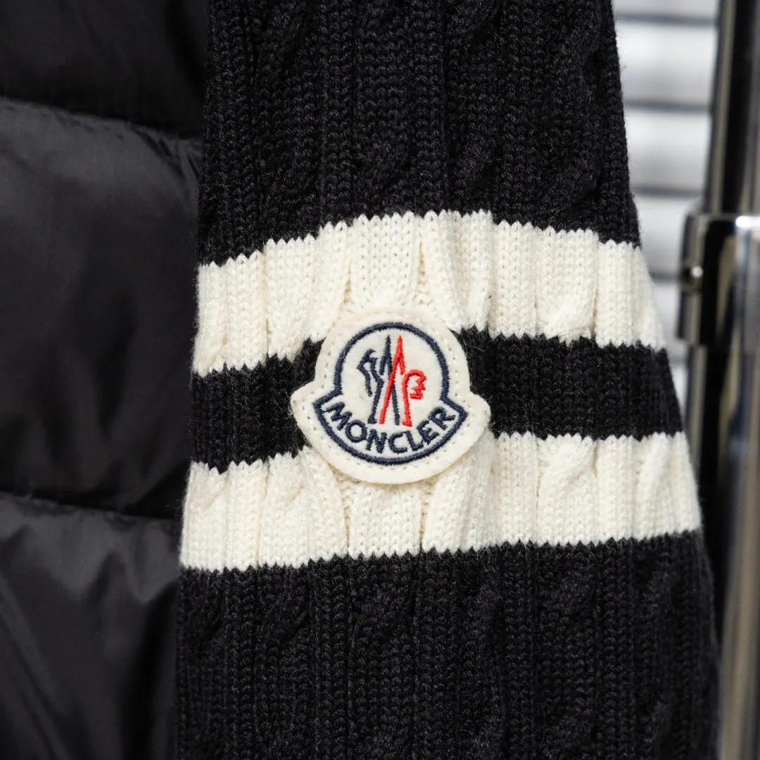 P640 top version (different currency) Style: Moncler Moncler Padded Corduroy series stand-up collar zipper striped wool knitted splicing down jacket (all made of national standard 90 goose down, sizes are all authentic digital sizes) Color: picture color Size: 1-2-3-4-5 Fabric: 90 goose down Accessories: full set of customized accessories No gender distinction, same style for men and women
