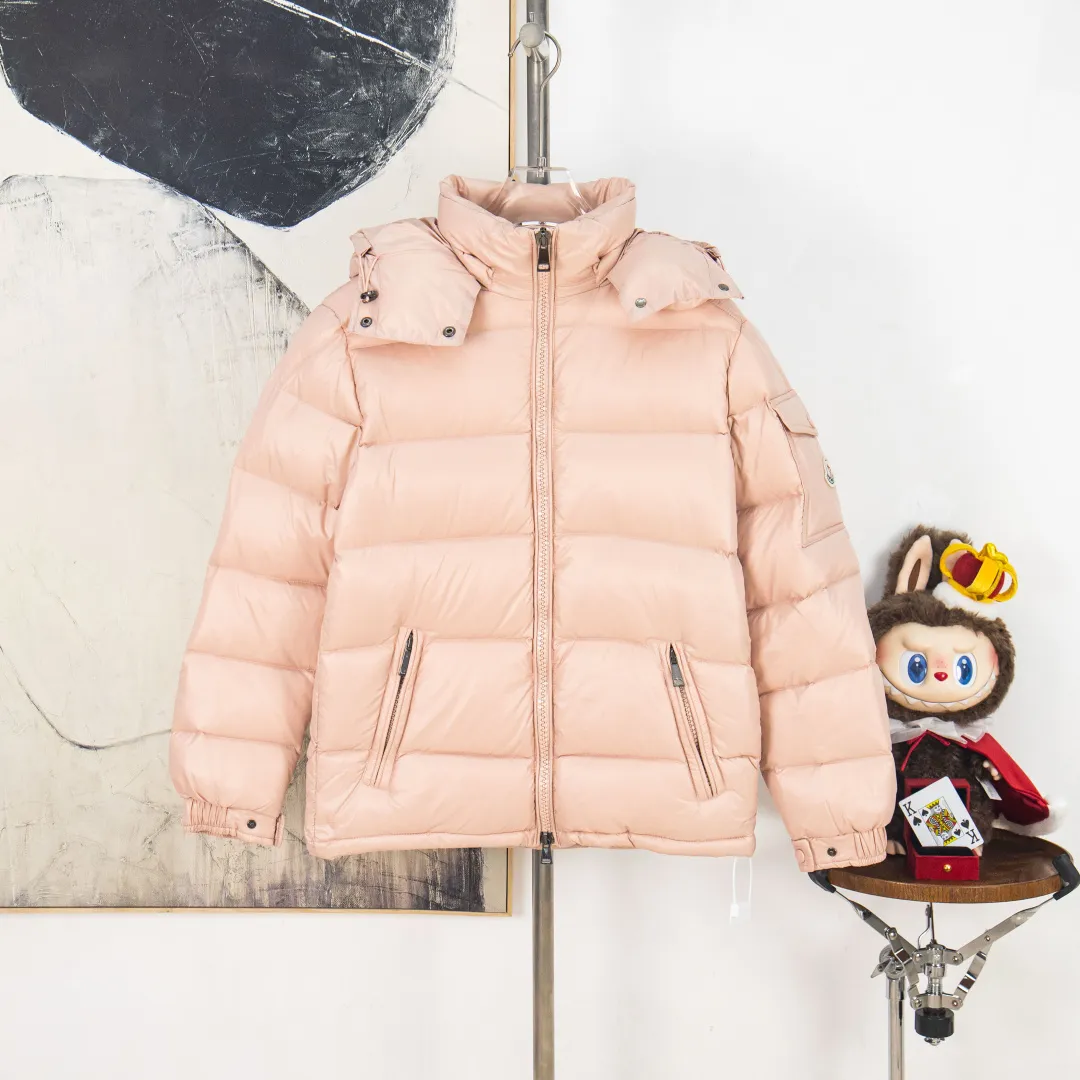P760 💰zp version [Exclusive supply] New 24maire down ⬆️Moncler Maire women's short down jacket interprets Mayan classics Fabric: Technical nylon lacquer surface Customer-supplied fabric Highly fluffy and over-standard 90 down filling Maire down jacket is specially designed for those who like well-designed basic items. It is a classic Moncler style and a popular product. Made from iconic patented nylon, the Maire down jacket is a classic Moncler womenswear piece, with a short silhouette and timeless design. Made from patented nylon in a comfortable fit, it features a removable hood and performance details for comfort and warmth. ⚠️Made of patented nylon ⚠️Patented nylon lining ⚠️White goose-filled down ⚠️Detachable hood with snap buttons ⚠️Zip closure Zippered pockets ⚠️Adjustable snap-button sleeves Color: Black White Gray Pink Size: 0 1 2 3 Number: MM10589