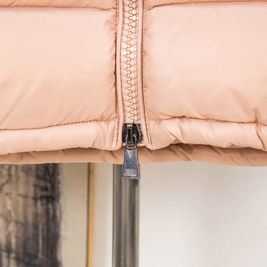 P760 💰zp version [Exclusive supply] New 24maire down ⬆️Moncler Maire women's short down jacket interprets Mayan classics Fabric: Technical nylon lacquer surface Customer-supplied fabric Highly fluffy and over-standard 90 down filling Maire down jacket is specially designed for those who like well-designed basic items. It is a classic Moncler style and a popular product. Made from iconic patented nylon, the Maire down jacket is a classic Moncler womenswear piece, with a short silhouette and timeless design. Made from patented nylon in a comfortable fit, it features a removable hood and performance details for comfort and warmth. ⚠️Made of patented nylon ⚠️Patented nylon lining ⚠️White goose-filled down ⚠️Detachable hood with snap buttons ⚠️Zip closure Zippered pockets ⚠️Adjustable snap-button sleeves Color: Black White Gray Pink Size: 0 1 2 3 Number: MM10589
