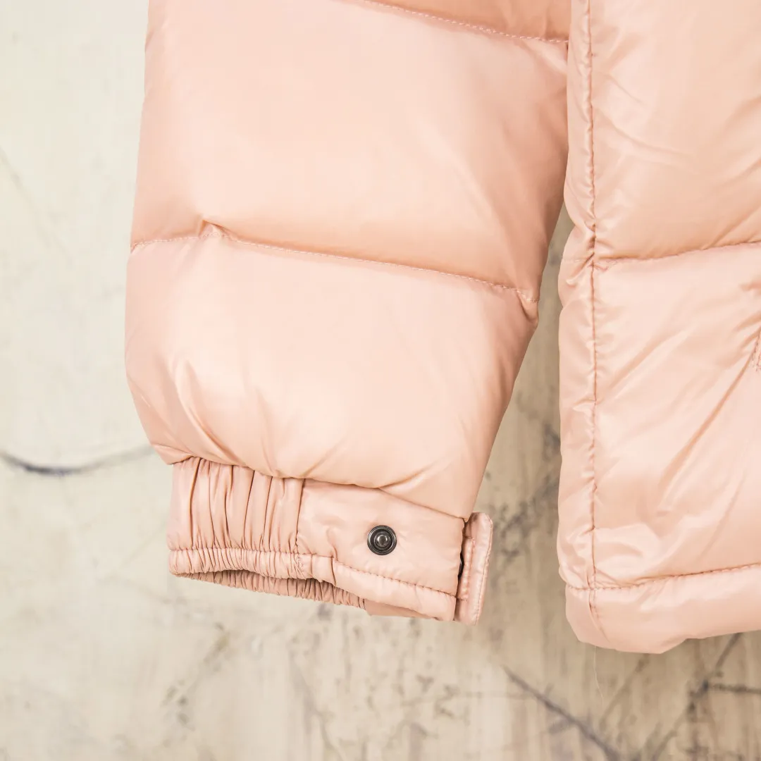 P760 💰zp version [Exclusive supply] New 24maire down ⬆️Moncler Maire women's short down jacket interprets Mayan classics Fabric: Technical nylon lacquer surface Customer-supplied fabric Highly fluffy and over-standard 90 down filling Maire down jacket is specially designed for those who like well-designed basic items. It is a classic Moncler style and a popular product. Made from iconic patented nylon, the Maire down jacket is a classic Moncler womenswear piece, with a short silhouette and timeless design. Made from patented nylon in a comfortable fit, it features a removable hood and performance details for comfort and warmth. ⚠️Made of patented nylon ⚠️Patented nylon lining ⚠️White goose-filled down ⚠️Detachable hood with snap buttons ⚠️Zip closure Zippered pockets ⚠️Adjustable snap-button sleeves Color: Black White Gray Pink Size: 0 1 2 3 Number: MM10589