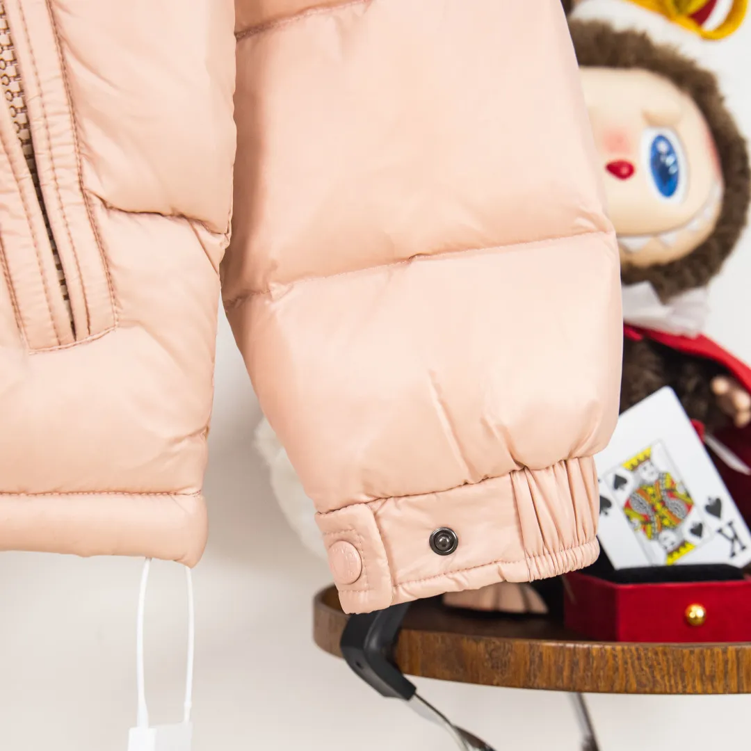 P760 💰zp version [Exclusive supply] New 24maire down ⬆️Moncler Maire women's short down jacket interprets Mayan classics Fabric: Technical nylon lacquer surface Customer-supplied fabric Highly fluffy and over-standard 90 down filling Maire down jacket is specially designed for those who like well-designed basic items. It is a classic Moncler style and a popular product. Made from iconic patented nylon, the Maire down jacket is a classic Moncler womenswear piece, with a short silhouette and timeless design. Made from patented nylon in a comfortable fit, it features a removable hood and performance details for comfort and warmth. ⚠️Made of patented nylon ⚠️Patented nylon lining ⚠️White goose-filled down ⚠️Detachable hood with snap buttons ⚠️Zip closure Zippered pockets ⚠️Adjustable snap-button sleeves Color: Black White Gray Pink Size: 0 1 2 3 Number: MM10589