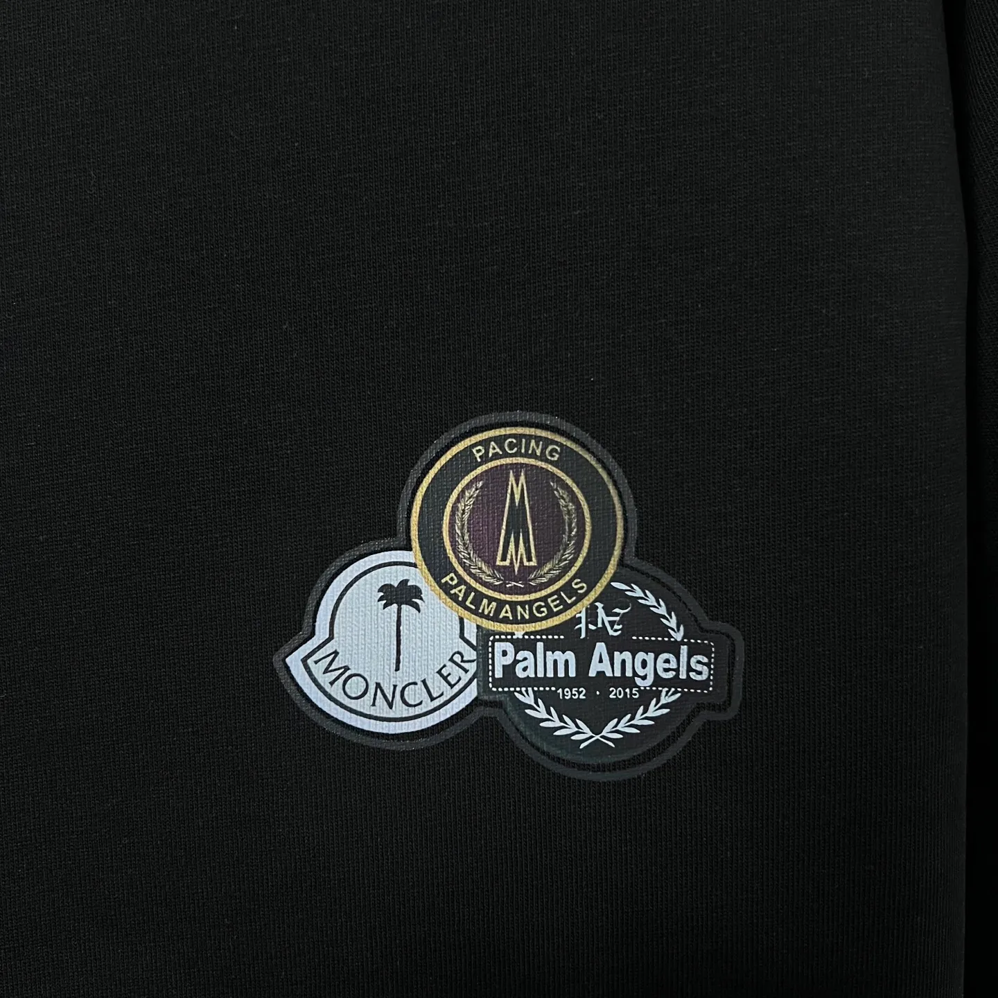 P220 (shipped the next day) MONCLER/Mask 2025Fw new autumn and winter style 400g pullover round neck long-sleeved sweatshirt Customized small leather stamp on the chest with letter logo on the back embossed process Same style for men and women Brand classic Pure cotton fabric Official synchronization High version High quality Fashion personality Versatile trend Pure original quality Original fabric Hang tag Collar label Washed wheat Complete three labels Color: Black. White. Size: S-XL