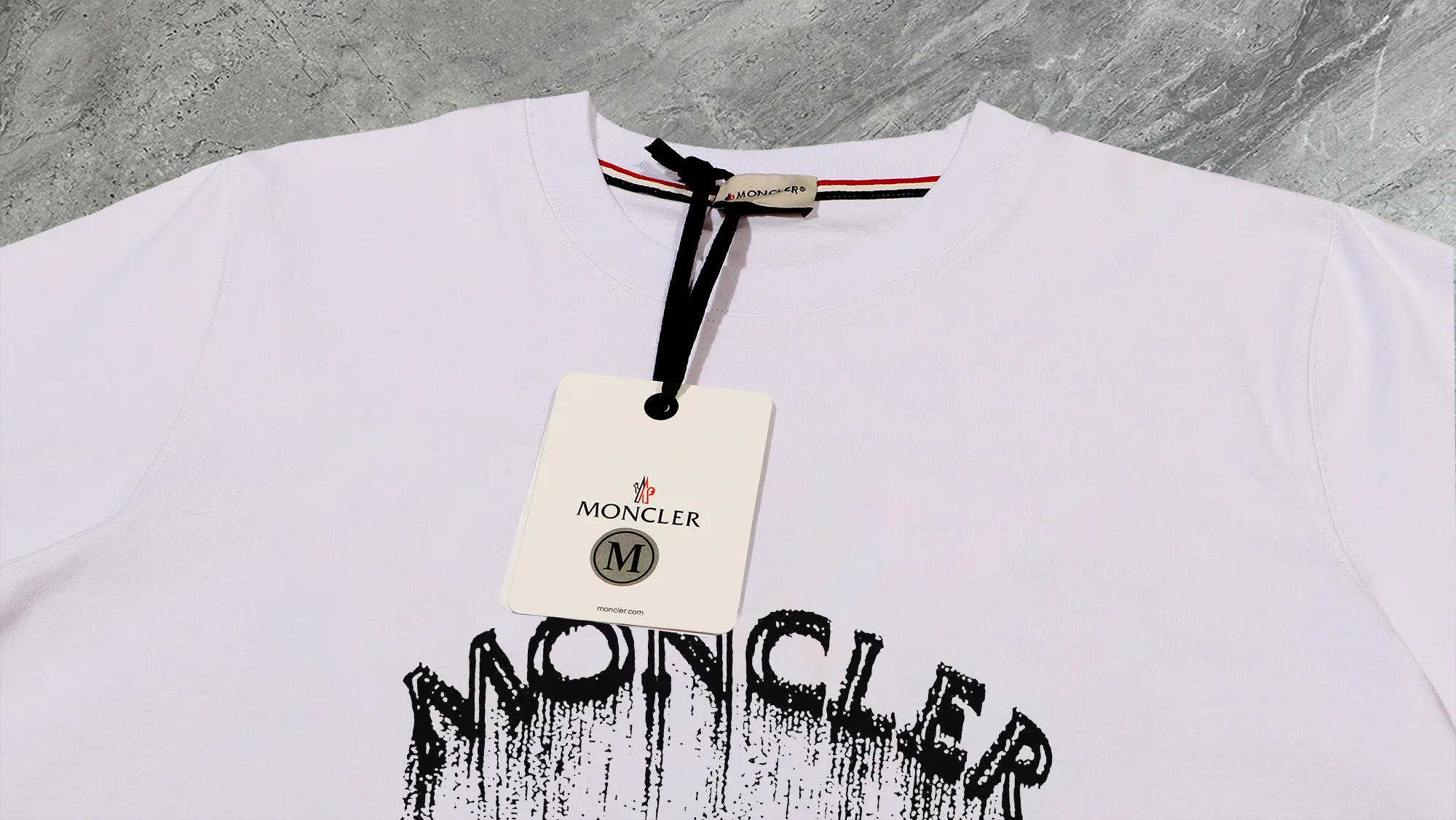 P140 💰Upgraded version "Mobile phone smart sensor ~ NFC chip armband ~ direct access to the official website for anti-counterfeiting" "Moncler ~ Mouth Mouth" 2025 new high-quality round neck short-sleeved T-shirt. The cuffs have imported embroidered labels. Customized dyeing, very comfortable to touch. Super versatile and good-looking short-sleeved. Complete with three labels. Non-market ordinary version. Feel free to compare. Quality is absolutely guaranteed! ‼ First of all, this original fabric is all custom-woven with 32-count double yarn fabric, 250G, and the weight is the same‼ Fine workmanship, double waistcoat method, double waistcoat method, double waistcoat method makes the whole dress more three-dimensional, which is not a craft that ordinary T-shirts can achieve🤪 Size: S-M-L-XL-2XL Color: black, white, apricot, same style for men and women