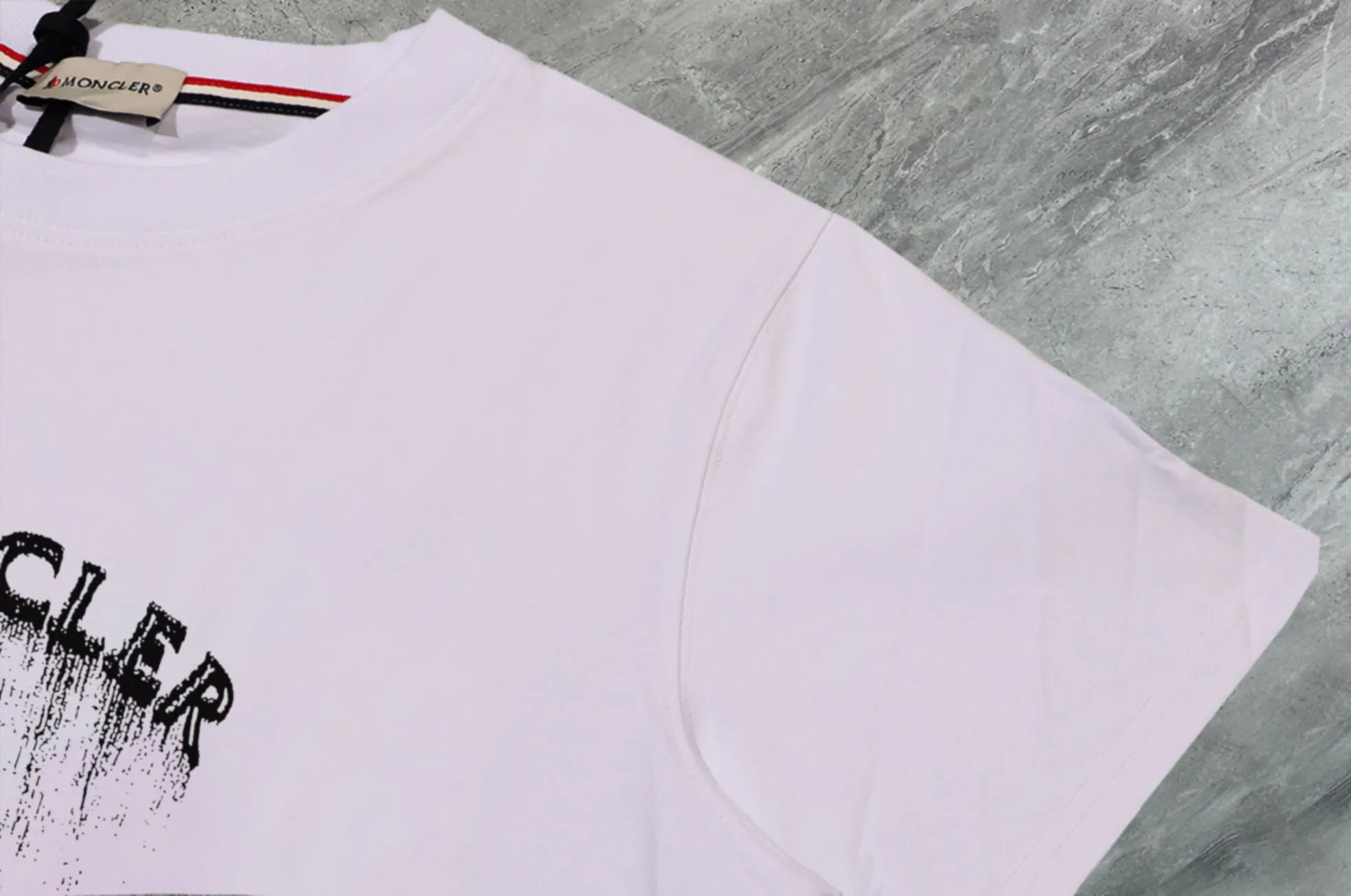 P140 💰Upgraded version "Mobile phone smart sensor ~ NFC chip armband ~ direct access to the official website for anti-counterfeiting" "Moncler ~ Mouth Mouth" 2025 new high-quality round neck short-sleeved T-shirt. The cuffs have imported embroidered labels. Customized dyeing, very comfortable to touch. Super versatile and good-looking short-sleeved. Complete with three labels. Non-market ordinary version. Feel free to compare. Quality is absolutely guaranteed! ‼ First of all, this original fabric is all custom-woven with 32-count double yarn fabric, 250G, and the weight is the same‼ Fine workmanship, double waistcoat method, double waistcoat method, double waistcoat method makes the whole dress more three-dimensional, which is not a craft that ordinary T-shirts can achieve🤪 Size: S-M-L-XL-2XL Color: black, white, apricot, same style for men and women