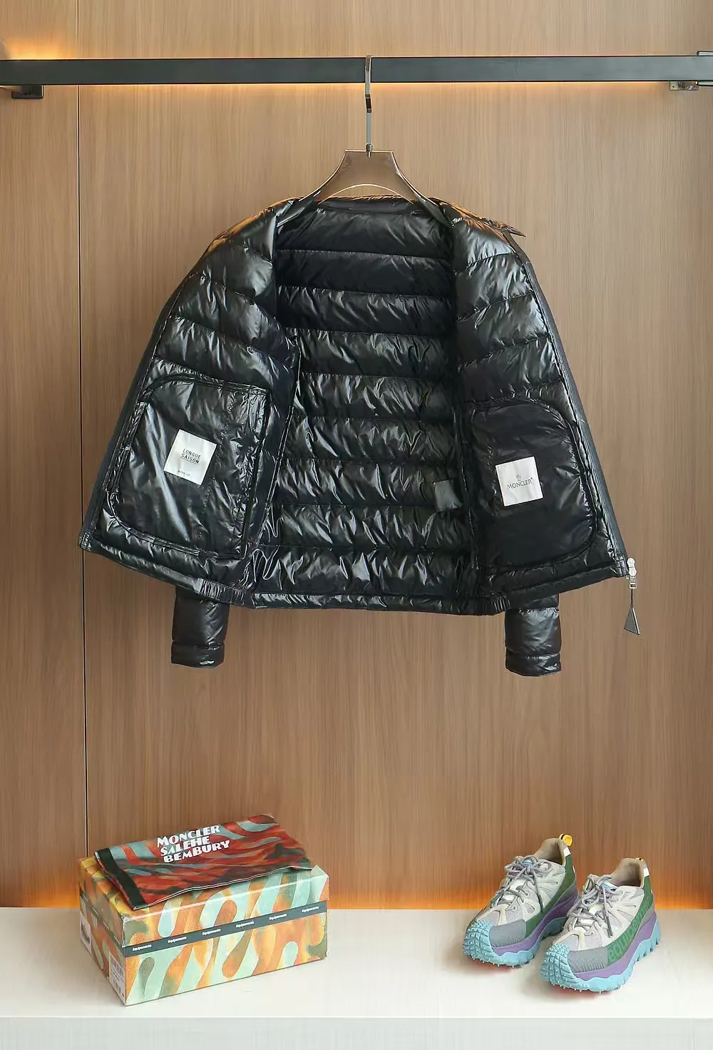 P1120 Moncler Acorus Lightweight Short Men's Down Jacket Jacket The Acorus Men's Short Down Jacket is light and warm, with a classic design that transcends seasons and trends. It is a classic item in the Moncler men's series. It is recommended to choose one size larger for the slim fit. The Acorus Men's Short Down Jacket is made from Longue Saison nylon, which is lightweight and comfortable, providing protection and warmth. This down jacket is a classic Moncler item, embodying timeless fashion beauty and the brand’s dynamic spirit. Details •Made from longue saison fabric •Longue saison lining •Down filling •Zip closure •Zip pockets •Snap buttons at collar and cuffs •Logo patch Size: 1-5