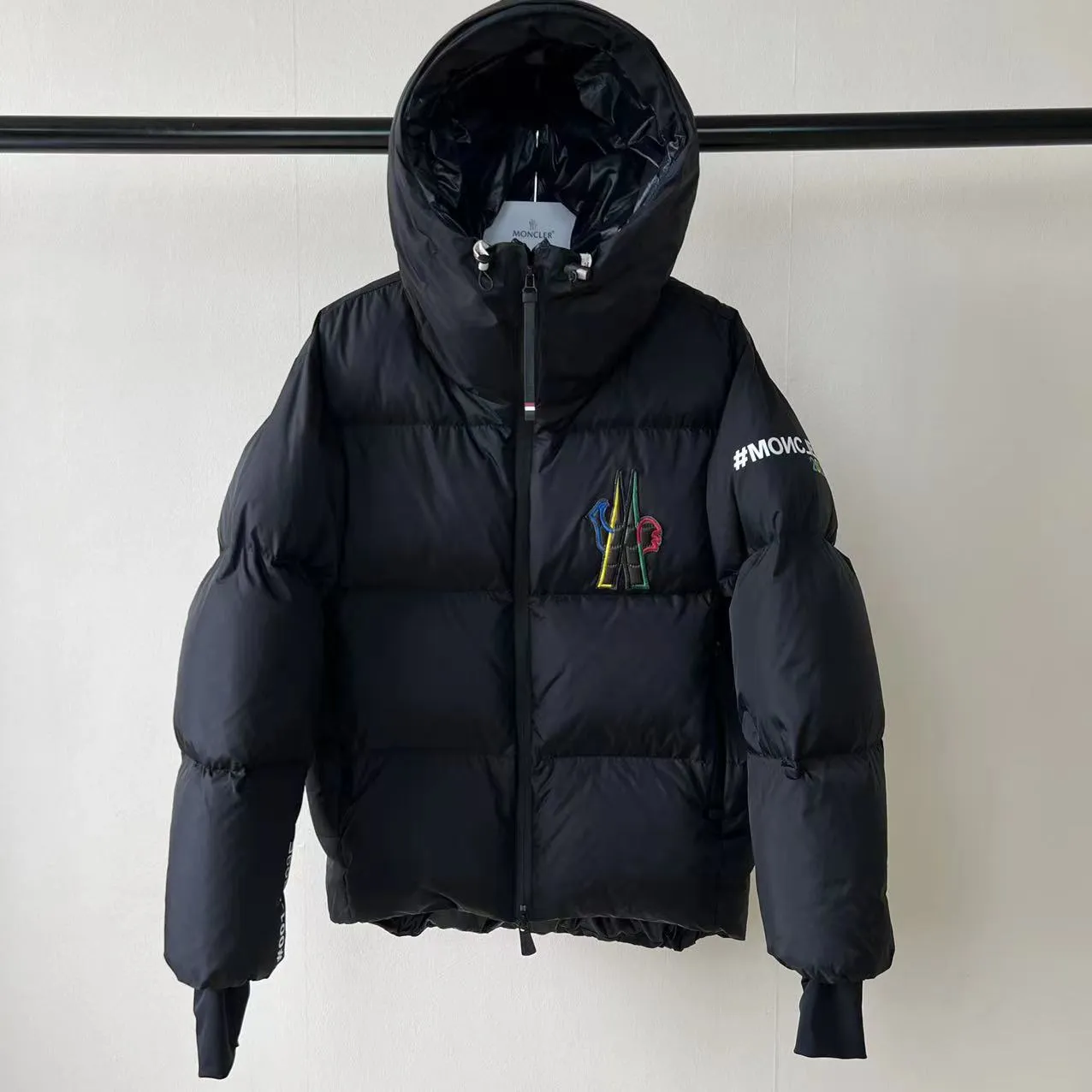 P1020 Meng Mouth Color Label Ski Wear is now available! ! ! 🔥 🔥 🔥 The latest 2022 Winter Olympics collaboration model! 🐮 Original customization at the counter👏 👏 👏 Moncler Grenoble's down jacket is designed to keep you warm and dry at high altitudes. Equipped with a drawstring hood and elastic cuffs, and decorated with multi-color branding, the seamless Mazod down jacket combines very modern aesthetics and functional elements, specially designed for mountain activities. Made from double layers of technical nylon and performance membrane, this unisex down jacket features water-resistant zippers, cuffs and an adjustable hooded hood. Can better withstand bad weather.