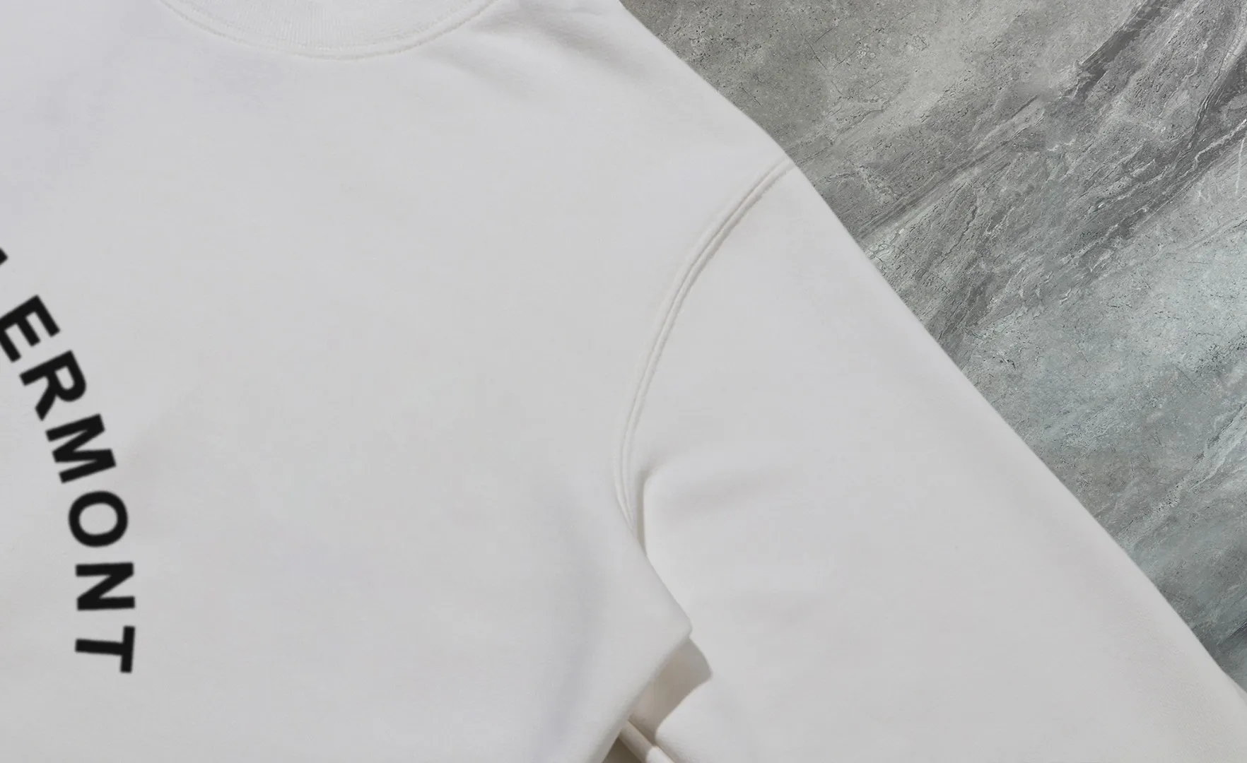 P210 High-version sweatshirt) [Long-term stock] 〖𝐌𝐎𝐍𝐂𝐋𝐄𝐑~Mask〗 Made of 440g heavy-weight fabric. It is different from the market currency. It can be matched with any variety and is properly handsome. 😎The whole dress is made of double waistcoats. The double waistcoats make the whole dress more three-dimensional. Not ordinary factories can do such fine work. 2025 Spring runway version of the T stage, on sale at the counter, round neck terry sweatshirt, high-end double-strand pure cotton, custom-made stretch ribs, dyed in the same vat, complete with three standards, matched with exquisite embroidered LOGO on the chest, simple and advanced, same style for men and women. Color: black, apricot, white, size: S M L XL 2XL