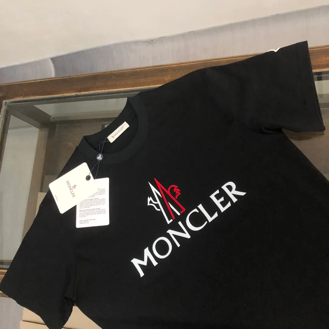 P150 MONCLER 25 latest short-sleeved T-shirt for couples ~ brand new element letter printing design ~ the fabric upper body is comfortable and breathable, not stiff, slim cut, made of high-end custom-made pure cotton fabric! The upper body is comfortable and stylish, and it can be worn alone as an inner layer. It is a must-have for fashionistas! ! ! Color: Black White Royal Blue Light Gray Dark Gray Size: S M L XL (Loose fit! Please state your height and weight when placing an order)