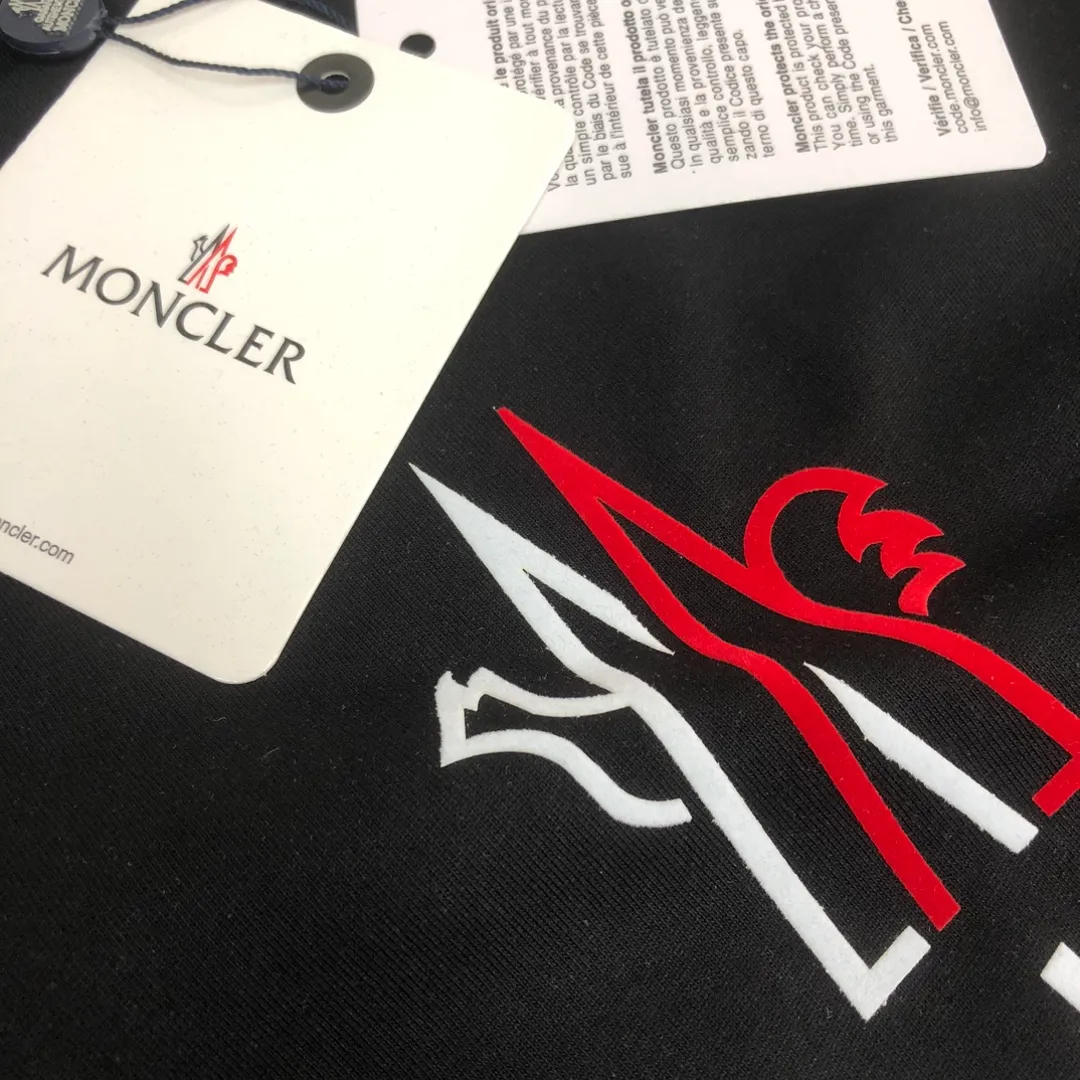 P150 MONCLER 25 latest short-sleeved T-shirt for couples ~ brand new element letter printing design ~ the fabric upper body is comfortable and breathable, not stiff, slim cut, made of high-end custom-made pure cotton fabric! The upper body is comfortable and stylish, and it can be worn alone as an inner layer. It is a must-have for fashionistas! ! ! Color: Black White Royal Blue Light Gray Dark Gray Size: S M L XL (Loose fit! Please state your height and weight when placing an order)