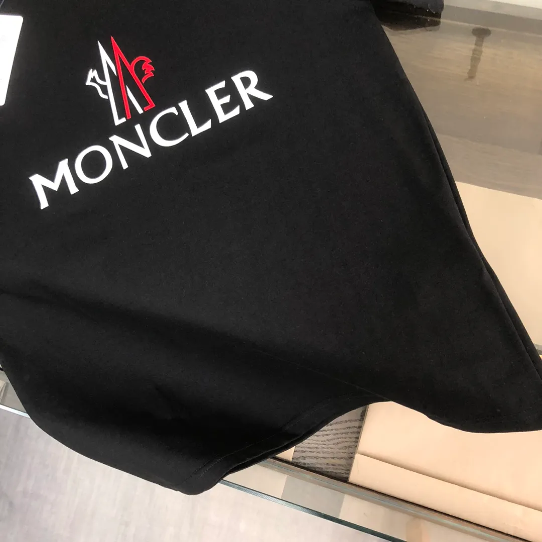 P150 MONCLER 25 latest short-sleeved T-shirt for couples ~ brand new element letter printing design ~ the fabric upper body is comfortable and breathable, not stiff, slim cut, made of high-end custom-made pure cotton fabric! The upper body is comfortable and stylish, and it can be worn alone as an inner layer. It is a must-have for fashionistas! ! ! Color: Black White Royal Blue Light Gray Dark Gray Size: S M L XL (Loose fit! Please state your height and weight when placing an order)