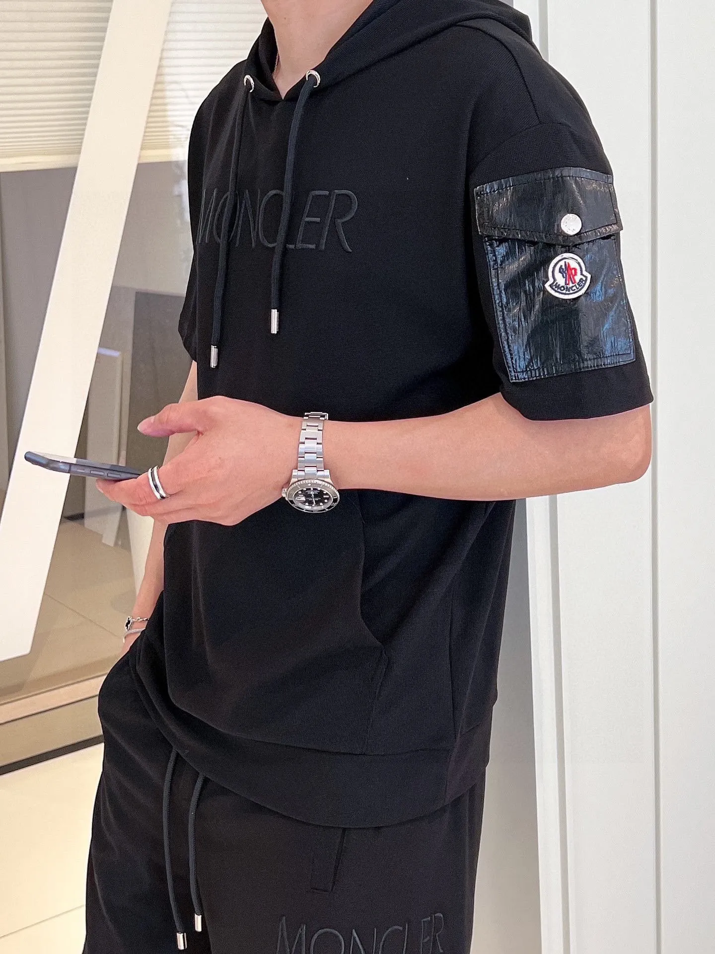 P560 Brand [MONCLER Mouth Covered] 2025 round neck short-sleeved shorts suit. The pure cotton fabric upper body will not be stuffy, the smooth and comfortable skin-friendly effect is more breathable, the fabric has its own texture, classic logo technology, a new interpretation from a unique angle, the first choice for fashion and versatility! Size: M-3XL (maximum wear: 190 pounds)