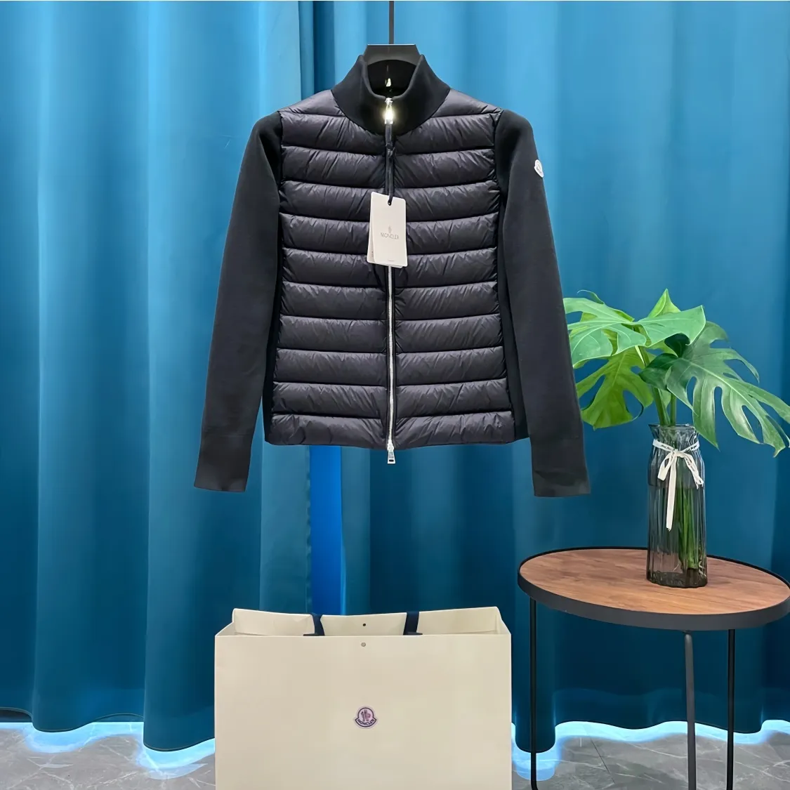 P700 Moncler➡️Mongolian thin knitted down spliced ​​jacket for women. This counter was sold out as soon as it was launched. It is not only warm, but also stylish. The upper body effect is very good. This kind of warmth and cold protection also has the QIANG aura, it is amazing! All this will surely create a new generation of fashion!!! 90 Euro standard velvet filling! The true DING-level softness and warmth are unparalleled. The softness is the most intuitive feeling...a magical tool for keeping warm in winter! Style and temperature coexist! It’s classic and versatile, so it’s a must-have for keeping warm! size: