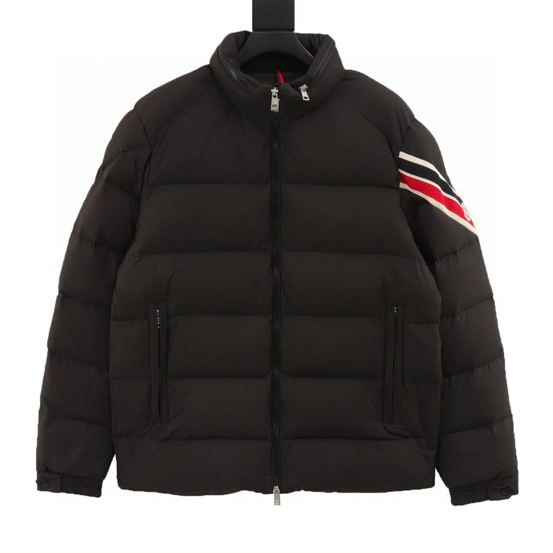 P840 Three-color version) Moncler muzzled 24ss three-color trim down jacket jacket with premium goose down filling. The most delicate, lightest and neatest fabric. Solayan men's short down jacket is decorated with seasonal iconic stripe details, blending sportsmanship and timeless style. The Solayan down jacket is made of micro chic fabric and has a tough square shape design, highlighting the sporty spirit. This cropped down jacket features tricolor stripes on the sleeves, a seasonal take on the brand's signature. Comes with a practical pull-out hood. Details.Made of micro chic nylon fabric·Micro chic nylon lining·Filled down·Pull-out hood·Zipper closure·Zip pockets·Adjustable cuffs·Elastic drawstring hem·Sleeves decorated with three-color trim Style number: A94# Color: Black White Brown Size: 1-5