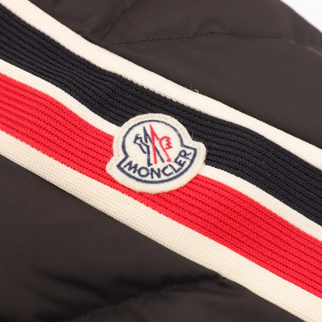 P840 Three-color version) Moncler muzzled 24ss three-color trim down jacket jacket with premium goose down filling. The most delicate, lightest and neatest fabric. Solayan men's short down jacket is decorated with seasonal iconic stripe details, blending sportsmanship and timeless style. The Solayan down jacket is made of micro chic fabric and has a tough square shape design, highlighting the sporty spirit. This cropped down jacket features tricolor stripes on the sleeves, a seasonal take on the brand's signature. Comes with a practical pull-out hood. Details.Made of micro chic nylon fabric·Micro chic nylon lining·Filled down·Pull-out hood·Zipper closure·Zip pockets·Adjustable cuffs·Elastic drawstring hem·Sleeves decorated with three-color trim Style number: A94# Color: Black White Brown Size: 1-5