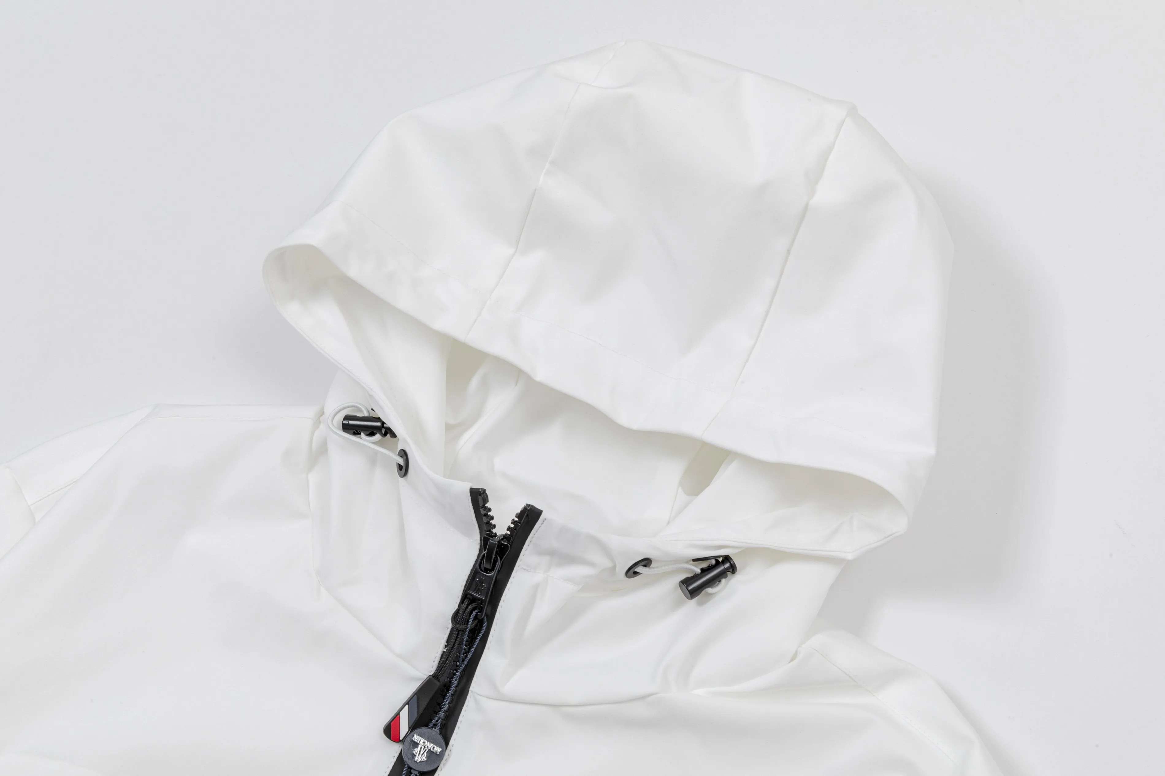 P410 2025 MONCLER new autumn and winter products Customized hardware Embroidered Logo. High-quality hooded jacket Mainly recommended version Selected custom fabrics Higher grade High-density memory brushed lining More fashionable and comfortable High-standard customization The upper body is very stylish Classic and versatile Can be matched with any fashion The fit is super good and highly recommended!  Color: White Black Size: M-3XL
