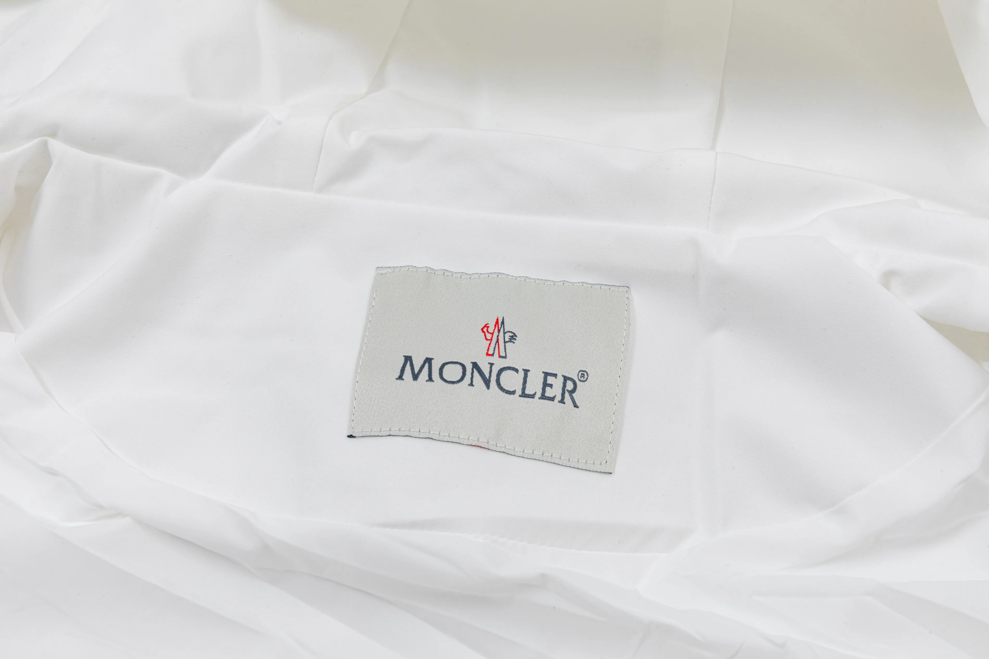 P410 2025 MONCLER new autumn and winter products Customized hardware Embroidered Logo. High-quality hooded jacket Mainly recommended version Selected custom fabrics Higher grade High-density memory brushed lining More fashionable and comfortable High-standard customization The upper body is very stylish Classic and versatile Can be matched with any fashion The fit is super good and highly recommended!  Color: White Black Size: M-3XL