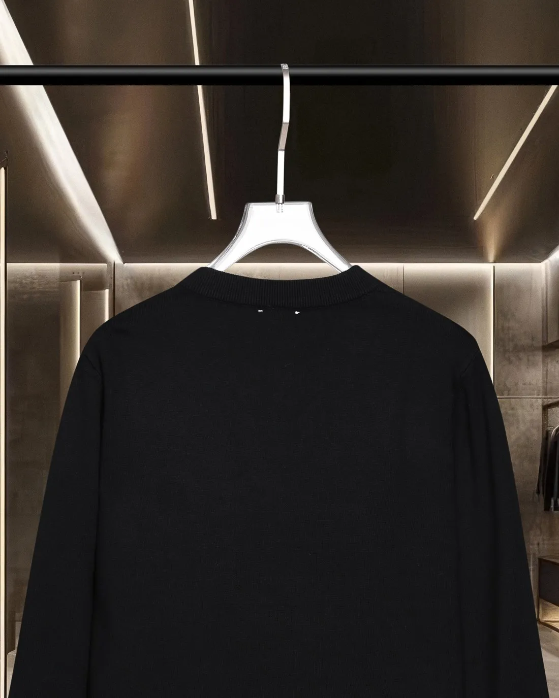 P236 Moncler/muzzle 25Fw classic chest Logo letter badge logo casual knitted pullover sweater 2025FW official website new original fabric official same style Selected sweater customization Imported wool fabric High-end version, counter custom fabric High breathability and comfort, exquisite workmanship, impeccable detail processing, ✅ custom logo engraved buttons, three labels complete. Brand element design concept reflects high quality. It feels delicate and soft! Presenting a casual cut, the upper body shape is great 🐍 Color; black, white and gray Size: M-XXXL