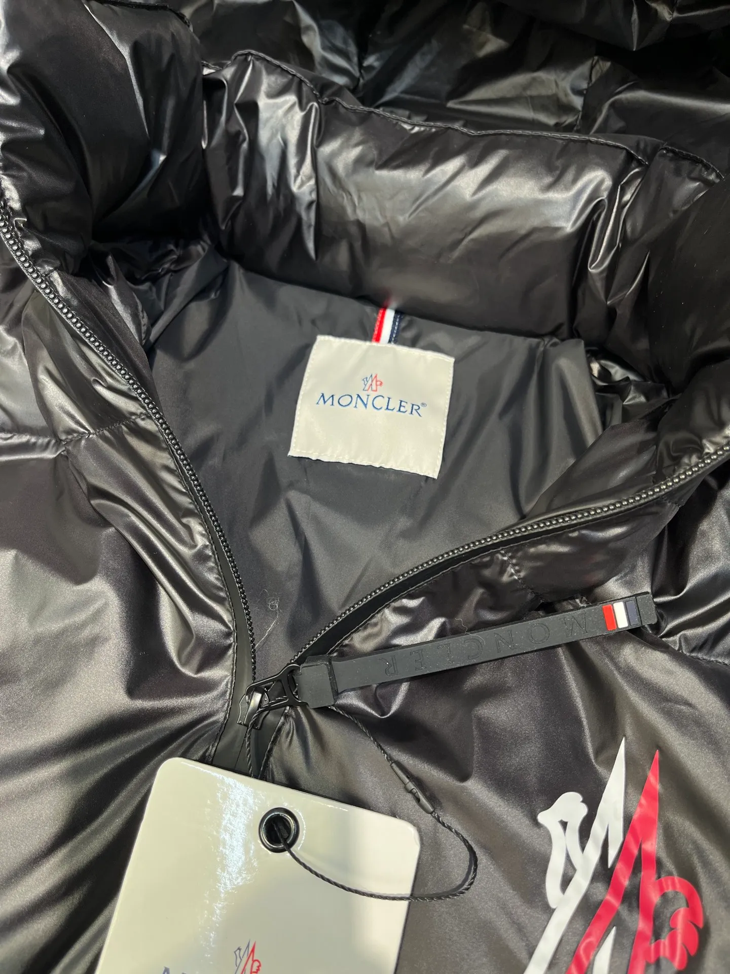 P1040 Moncler 🌟Moncler official website 2025 autumn and winter new down jacket. Known as the most high-end down jacket in the industry, this 90-feather down jacket is complete with three labels and a classic logo combination. It is full of visual impact at first sight. It has better thermal performance, is light and not heavy, and has good loft recovery after compression, and it can gather heat and lock in temperature! Personalized color matching design, fresh and energetic! There are too many versions circulating on the market. In addition to the different fabric workmanship, the biggest difference is that the filling is not goose down at all but feather silk or tactile velvet, etc. It is not easy to tell the difference for those who don’t know. In addition, the fabrics and workmanship are definitely not of the same level. In short, look for us and you will never go astray. All exclusive full colors are purchased and developed with genuine products. If you understand the quality of our down jackets, you can trust us and recommend them with your eyes closed. All three standards are complete! Unisex series size: 12345