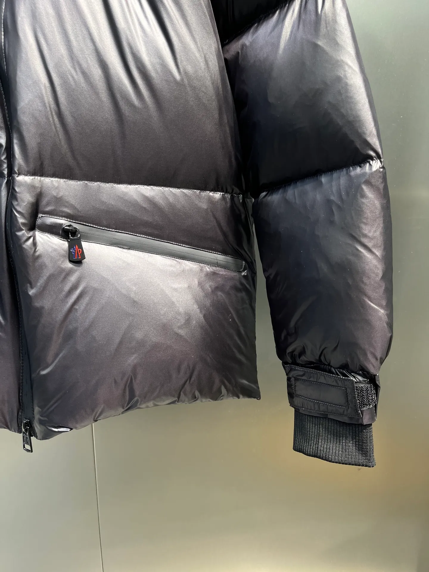 P1040 Moncler 🌟Moncler official website 2025 autumn and winter new down jacket. Known as the most high-end down jacket in the industry, this 90-feather down jacket is complete with three labels and a classic logo combination. It is full of visual impact at first sight. It has better thermal performance, is light and not heavy, and has good loft recovery after compression, and it can gather heat and lock in temperature! Personalized color matching design, fresh and energetic! There are too many versions circulating on the market. In addition to the different fabric workmanship, the biggest difference is that the filling is not goose down at all but feather silk or tactile velvet, etc. It is not easy to tell the difference for those who don’t know. In addition, the fabrics and workmanship are definitely not of the same level. In short, look for us and you will never go astray. All exclusive full colors are purchased and developed with genuine products. If you understand the quality of our down jackets, you can trust us and recommend them with your eyes closed. All three standards are complete! Unisex series size: 12345